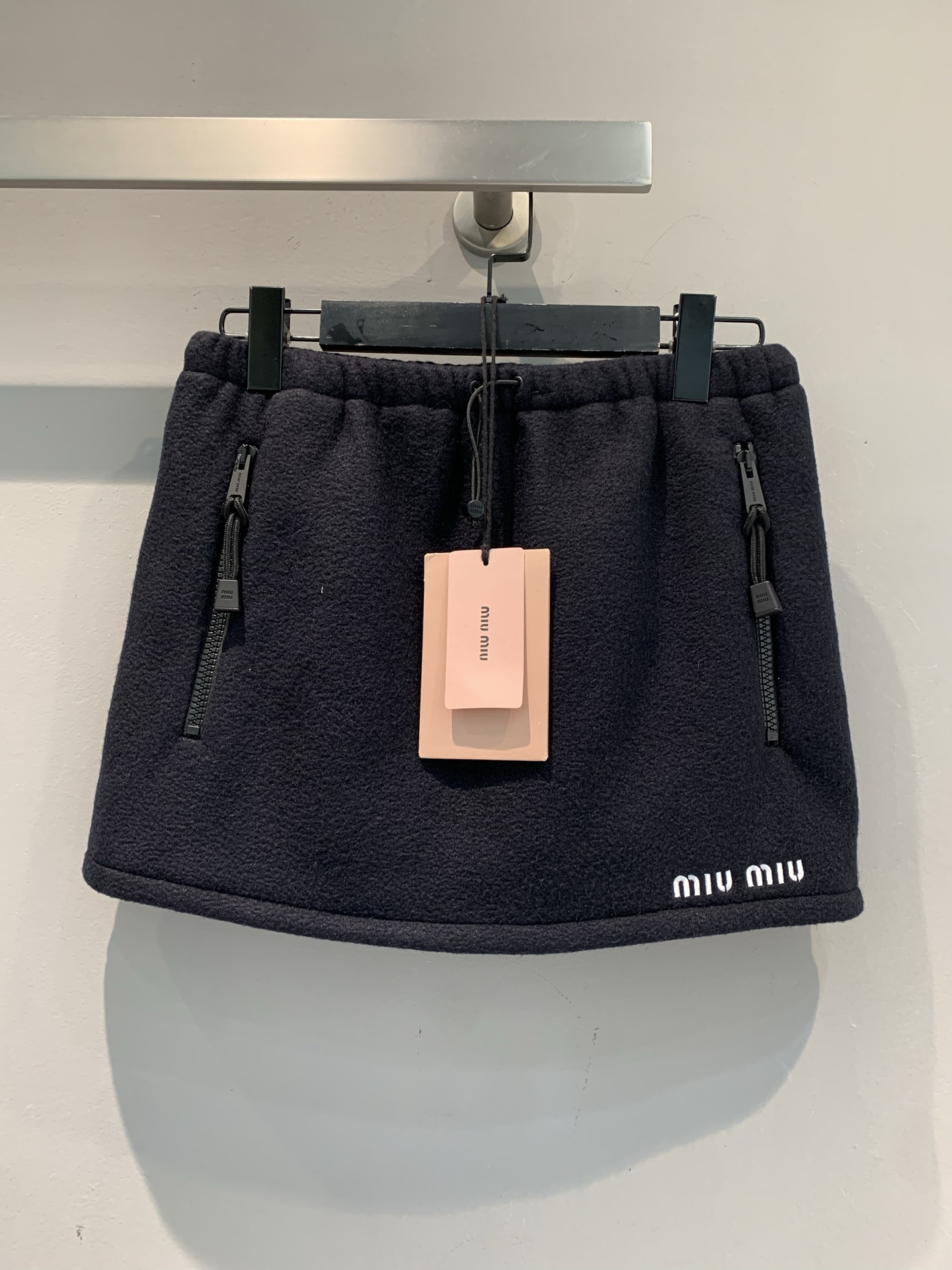 NO:468449,New model is shipped, original development Miumi*2025 early autumn new elastic waist drawstring fleece skirt. The A-line style hides flesh and makes the legs look long. The double-sided zipper design is full of sportiness. The elastic waist is suitable for all figures. You can wear it when you go out on the street or on campus. The lazy and fashionable feeling is just right. SML, miumiu, skirts, alexander wang19860909新款出货啦 原版开发 Miumi*2025早秋新款松紧腰抽绳摇粒绒半裙.A字版型藏肉又显腿长 双侧拉链小设计,运动感拉满 松紧腰适配各种身材,日常出街、校园漫步都能穿,慵懒时髦感说来就来.码数SML,,miumiu,skirts,alexander wang,Women's clothing