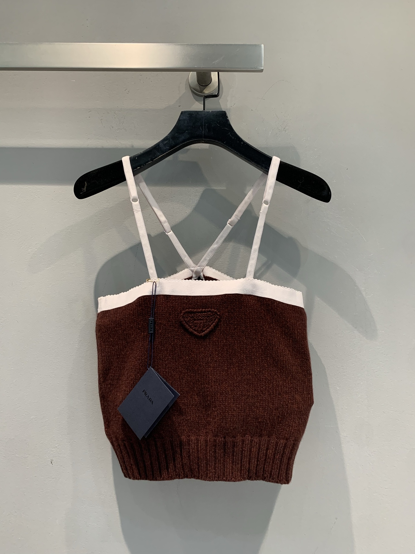 NO:468441,New model shipped M Original development Prad*2025 early autumn new fashionable and versatile contrasting edge knitted suspender vest. It uses wool cashmere blended fabric. It has delicate texture and is skin-friendly and soft. The brown and white contrasting colors outline neat lines, and the iconic triangle mark hides high-level texture. Cross-slim shoulder straps, wear fashionable on the body, and easily grasp the lazy and exquisite slack feeling. SML, prada, alexander wang19860909新款出货啦M 原版开发 Prad*2025早秋新款时髦百搭撞色边针织吊带背心.采用绵羊毛羊绒混纺面料.质感细腻,亲肤柔软.棕白撞色勾勒利落线条,标志性三角标藏着高阶质感 交叉细肩带,把时髦穿在身上,轻松拿捏慵懒又精致的松弛感.码数SML,,prada,alexander wang,Women's clothing