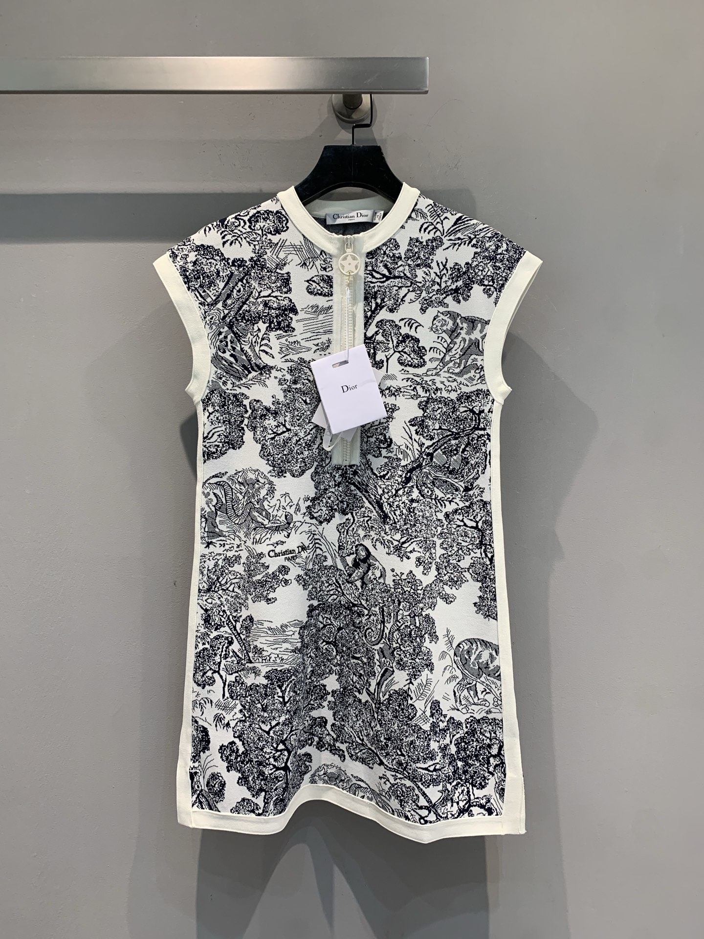 NO:466917,New model is shipped. Original development CD2025 early autumn new jacquard contrast dress. Classic toile de Jouy print is too outstanding, black and white color matching is high-end and retro, jungle pattern looks like a natural fit, stand collar + sleeveless design, neat and elegant zipper details add a casualness. When you go out on the street, date, and small parties, you can put it on your body, and the French relaxation feel is directly full~ 36 38 40,, skirts, alexander wang19860909新款出货啦 原版开发 CD2025早秋新款茹伊系列提花撞色连衣裙.经典 toile de Jouy 印花太绝,黑白配色高级又复古, 丛林图案像把自然穿身上,立领+无袖设计,利落又显气质拉链细节添了份随性,日常出街、约会、小聚会, 往身上一搭,法式松弛感直接拉满～码数36 38 40,,skirts,alexander wang,Women's clothing