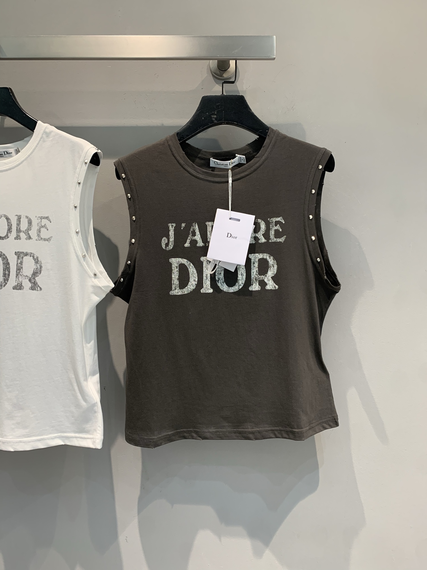 NO:466886,New model shipped M Original development CD2025 early autumn new 1947 letter rivet decorative sleeveless vest. Classic 'J'ADORE DIOR' letters are made of old prints, and the sleeveless design with rivet decoration is cool and cool, retro gray & simple white. Two colors are available, suitable for various styles, and they are excellent in jeans and skirts, and the fashionable feeling is directly full. Number of 36 38 40,,dior, skirts, jeans, alexander wang19860909新款出货啦M 原版开发 CD2025早秋新款1947字母铆钉装饰无袖背心.经典「J’ADORE DIOR」字母做旧印花,搭配铆钉装饰的无袖设计,又酷又飒,复古灰&简约白 双色可选,适配各种风格,搭牛仔裤、半裙都绝,时髦感直接拉满.码数36 38 40,,dior,skirts,jeans,alexander wang,Women's clothing