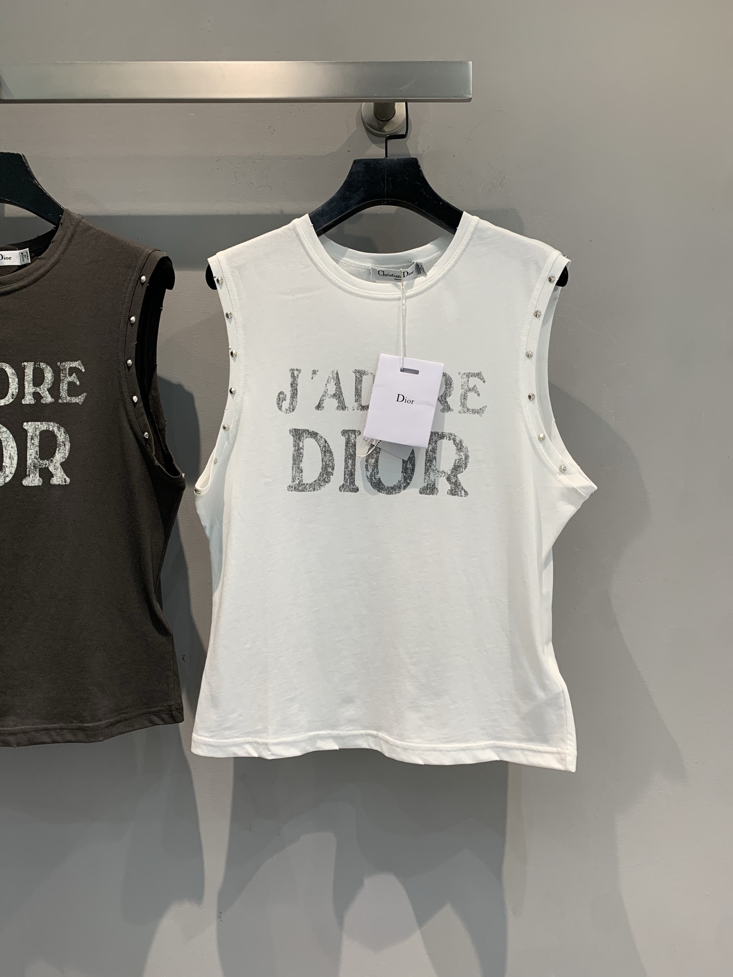 NO:466898,New model is shipped, original development CD2025 early autumn new 1947 letter rivet decorative sleeveless vest. Classic 'J'ADORE DIOR' letters are made of old prints, and the sleeveless design with rivet decoration is cool and cool, retro gray & simple white. Two colors are available, suitable for various styles, and they are excellent in jeans and skirts, and the fashionable feeling is directly full. Number of 36 38 40,,dior, skirts, jeans, alexander wang19860909新款出货啦 原版开发 CD2025早秋新款1947字母铆钉装饰无袖背心.经典「J’ADORE DIOR」字母做旧印花,搭配铆钉装饰的无袖设计,又酷又飒,复古灰&简约白 双色可选,适配各种风格,搭牛仔裤、半裙都绝,时髦感直接拉满.码数36 38 40,,dior,skirts,jeans,alexander wang,Women's clothing