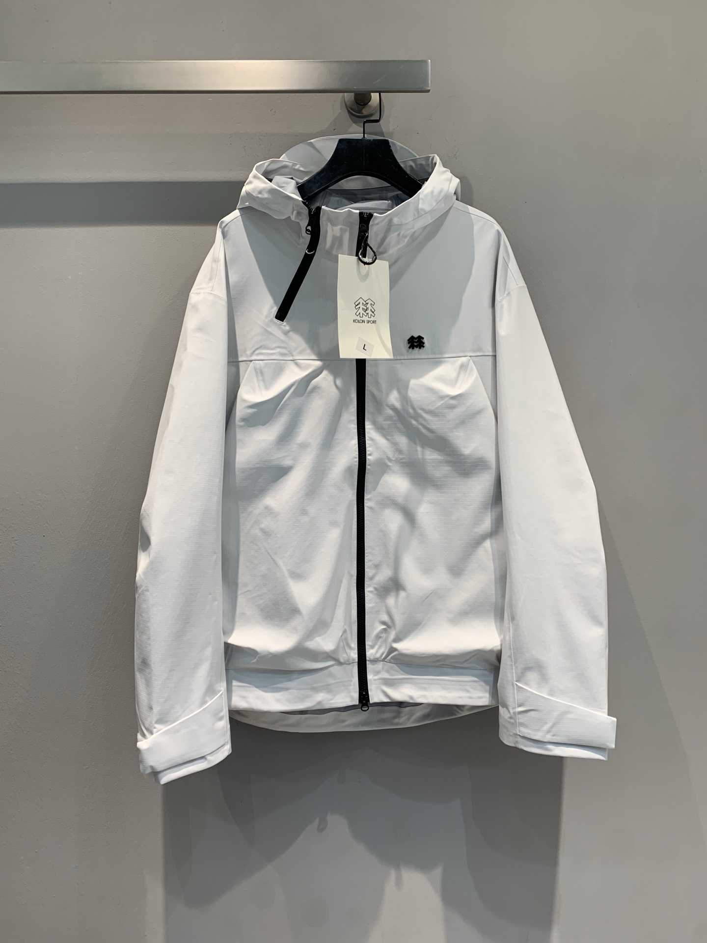 NO:468480,New models shipped by La OEM factory KLO KLO double zipper hard shell jacket. Must-have for outdoor players. Strong coming, redefining outdoor fashion and functions!   The unique double zipper design is not only an eye-catching highlight in appearance, but also gives you the super power to freely adjust ventilation. When it is hot, it is windy and warm, and controls the comfortable temperature of the body as you like. Excellent protection performance. High-quality windproof and waterproof fabrics are selected. The fine fabric structure is like a solid shield, which can effectively resist the invasion of wind and rain. Whether it is the sudden showers in the mountains or the bitter cold wind on the streets of the city, it can shelter you from wind and rain and protect your every trip. The simple and fashionable white tone with a clean and neat appearance is classic and versatile, bid farewell to the dullness of traditional outdoor clothing. The hooded design adds a bit of neatness and handsomeness. Whether it is shuttled through the city streets or wandering between mountains and rivers, it can easily adapt to various scenes, making you the fashion focus in the outdoors and the city. S M L XL  XXL, Hats,alexander wang19860909新款出货啦代工厂出品 KLO可隆双拉链硬壳冲锋衣.户外玩家必备 强势来袭,重新定义户外时尚与功能！  双拉链设计独特的双拉链构造,不仅是外观上的吸睛亮点,更赋予你自由调节通风量的超能力.热了拉开透透气,冷了拉上防风保暖,随心掌控身体的舒适温度.  卓越防护性能精选高品质防风防水面料,细密的织物结构如同坚固的盾牌,能有效抵御风雨侵袭.无论是山间突如其来的阵雨,还是城市街头的凛冽寒风,它都能为你遮风挡雨,守护你的每一次出行.  简约时尚外观干净利落的白色调,经典又百搭,告别传统户外服饰的沉闷感.连帽设计增添几分利落与帅气,无论是穿梭在城市街道,还是漫步于山川之间,都能轻松适配各种场景,让你成为户外与都市中的时尚焦点.码数S M L XL XXL,,hats,alexander wang,Women's clothing