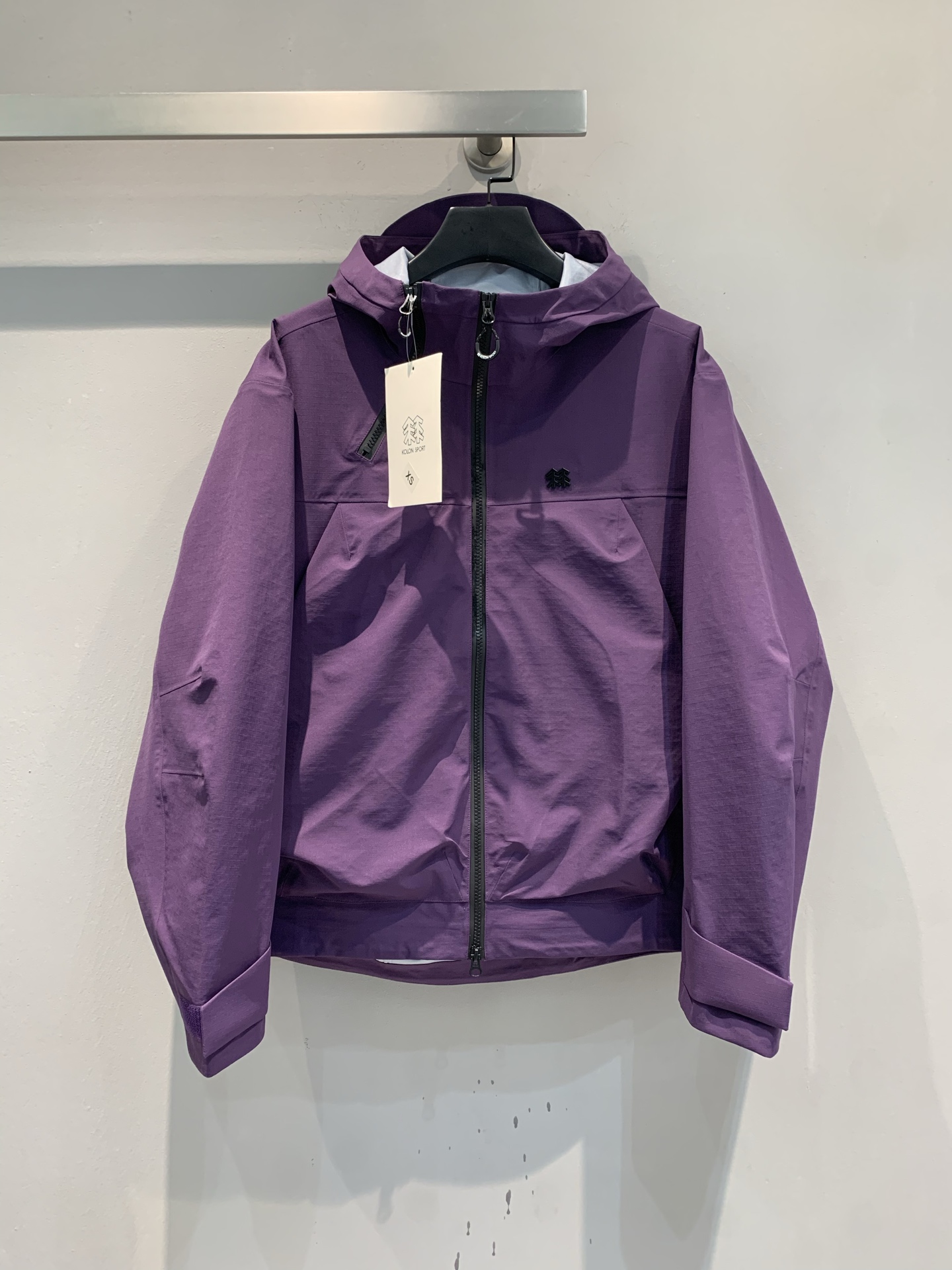 NO:468487,New models are shipped, produced by OEM factory KLO KLO double zipper hard shell jacket. Must-have for outdoor players. Strong is coming, redefining outdoor fashion and functions!   The unique double zipper design of the double zipper structure is not only an eye-catching highlight in the appearance, but also gives you the super power to freely adjust the ventilation. When it is hot, it will be breathable, and when it is cold, it will be a good idea.19860909新款出货啦 代工厂出品 KLO可隆双拉链硬壳冲锋衣.户外玩家必备 强势来袭,重新定义户外时尚与功能！  双拉链设计独特的双拉链构造,不仅是外观上的吸睛亮点,更赋予你自由调节通风量的超能力.热了拉开透透气,冷了拉,,alexander wang,Women's clothing