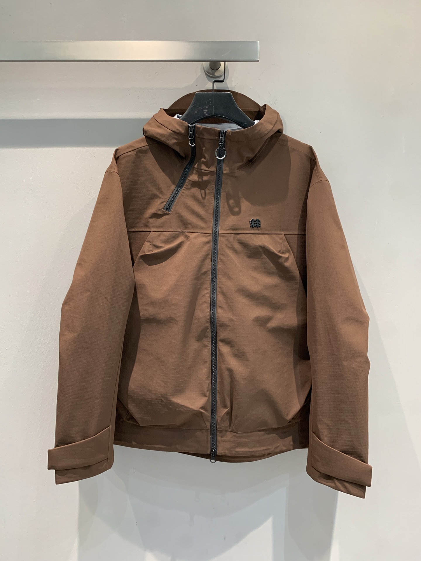 NO:468494,New models shipped by LaM OEM factory KLO KLO double zipper hard shell jacket. Must-have for outdoor players. Strong is coming, redefining outdoor fashion and functions!   The unique double zipper design of the double zipper structure is not only an eye-catching highlight in the appearance, but also gives you the super power to freely adjust the ventilation. When it is hot, it will be breathable, and when it is cold, it will be a good idea.19860909新款出货啦M 代工厂出品 KLO可隆双拉链硬壳冲锋衣.户外玩家必备 强势来袭,重新定义户外时尚与功能！  双拉链设计独特的双拉链构造,不仅是外观上的吸睛亮点,更赋予你自由调节通风量的超能力.热了拉开透透气,冷了拉,,alexander wang,Women's clothing