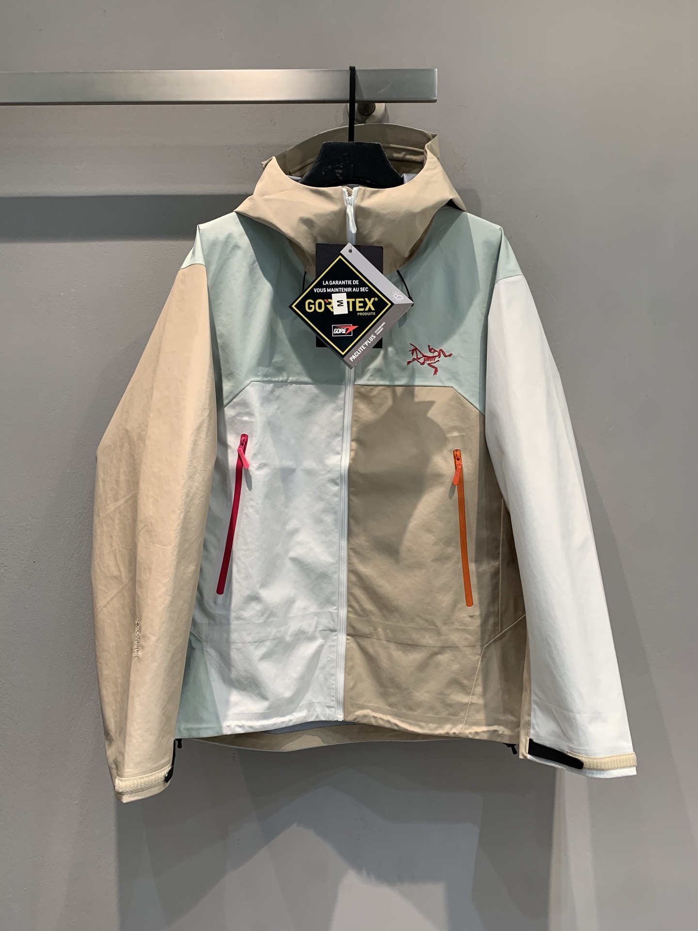 NO:466948,New models shipped by La OEM factory Produced by Archaeopteryx color-blocking jacket Beta AR series Helmet compatible with hood protection Underarm zipper for quick ventilation WaterTight pressed glue waterproof zipper adopts GORE-TEX Pro three-layer lightweight fabric texture lightweight wear-resistant windproof waterproof and breathable Suitable for a variety of outdoor sports Three-color color-blocking fashionable and advanced, same style for men and women, complete trademarks. S M L XL XXL,arc'teryx,hats,alexander wang19860909新款出货啦代工厂出品 始祖鸟拼色冲锋衣 Beta AR系列 头盔兼容兜帽防护 腋下拉链便于快速通风 WaterTight压胶防水拉链 采用GORE-TEX Pro三层轻量面料 质感轻薄耐磨 防风防水透气 适合多种户外运动 三色拼色时髦高级 男女同款 商标齐全.码数S M L XL XXL,arc'teryx,hats,alexander wang,Women's clothing