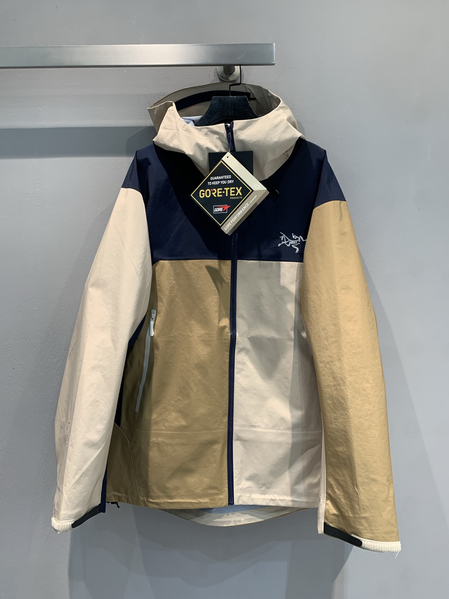 NO:468427,New models are shipped, produced by OEM factory, Archaeopteryx color-blocking jacket, Beta AR series, helmet compatible hood protection, underarm zippers for quick ventilation, WaterTight pressed glue waterproof zipper, three-layer lightweight fabric, light texture, wear-resistant, windproof, waterproof and breathable, suitable for a variety of outdoor sports, three-color color-blocking, fashionable and advanced, same style for men and women, complete trademarks. S M L XL XXL,arc'teryx,hats,alexander wang19860909新款出货啦 代工厂出品 始祖鸟拼色冲锋衣 Beta AR系列 头盔兼容兜帽防护 腋下拉链便于快速通风 WaterTight压胶防水拉链 采用GORE-TEX Pro三层轻量面料 质感轻薄耐磨 防风防水透气 适合多种户外运动 三色拼色时髦高级 男女同款 商标齐全.码数S M L XL XXL,arc'teryx,hats,alexander wang,Women's clothing