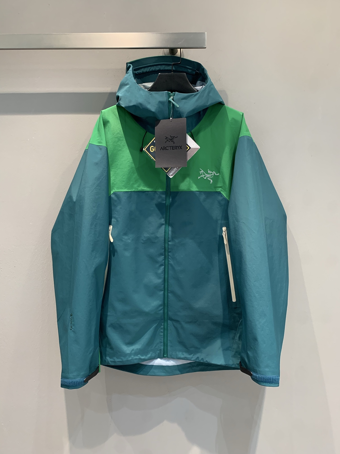 NO:466966,New models shipped by La M OEM factory. Archaeopteryx color-blocking jacket. Beta AR series. Helmet compatible with hood protection. Underarm zippers are easy to ventilate quickly. WaterTight pressed glue waterproof zipper. It uses GORE-TEX Pro three-layer lightweight fabric. It is light and wear-resistant. Windproof and waterproof. It is suitable for a variety of outdoor sports. Three-color color-blocking fashionable and advanced. The same style for men and women. Complete trademarks. S M L XL XXL,arc'teryx,hats,alexander wang.19860909新款出货啦M代工厂出品 始祖鸟拼色冲锋衣 Beta AR系列 头盔兼容兜帽防护 腋下拉链便于快速通风 WaterTight压胶防水拉链 采用GORE-TEX Pro三层轻量面料 质感轻薄耐磨 防风防水透气 适合多种户外运动 三色拼色时髦高级 男女同款 商标齐全.码数S M L XL XXL,arc'teryx,hats,alexander wang,Women's clothing