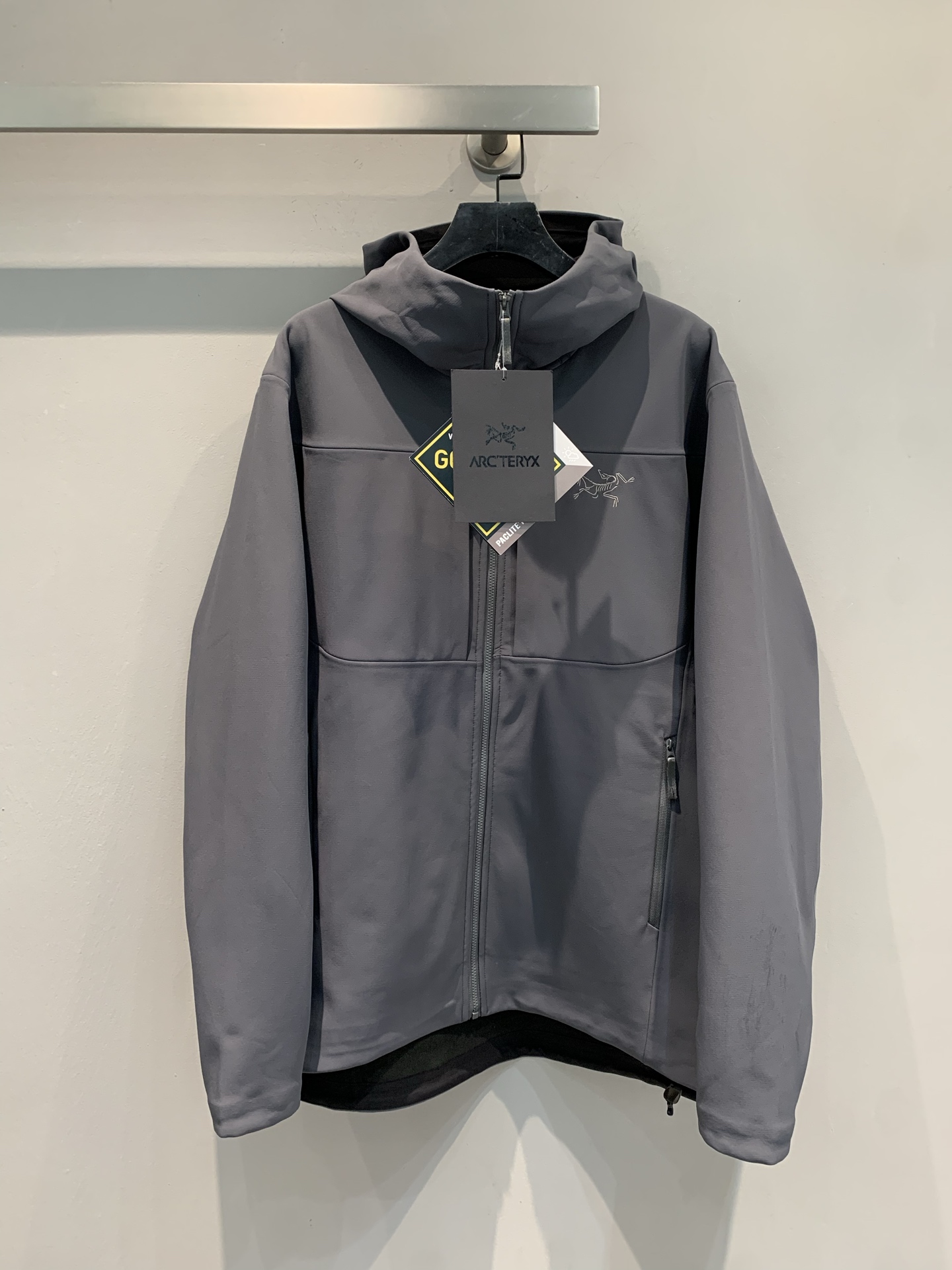 NO:468465,New models shipped M OEM, produced by Archaeopteryx Windproof Soft Shell Jacket Gamma Hoody Outdoor Casual Men and Women Hard Shell Jacket. 2025 new color scheme, no one can reject Archaeopteryx's Jacket~ I really can't help but buy it!  Tai is beautiful, the texture and style of Archaeoptera's jacket are not bad~ Both appearance and strength are online, the same style as men and women. S M L XL XXL, arc'teryx, jackets & coats, hats, alexander wang19860909新款出货啦M 代工厂出品 始祖鸟防风软壳夹克 Gamma连帽hoody户外休闲男女款硬壳冲锋衣.2025新配色,没人能够拒绝始祖鸟的冲锋衣吧～真的忍不住入手！泰好看,始祖鸟的冲锋衣质感版型都没什么毛病～颜值与实力都在线,男女同款.码数S M L XL XXL,arc'teryx,jackets & coats,hats,alexander wang,Women's clothing