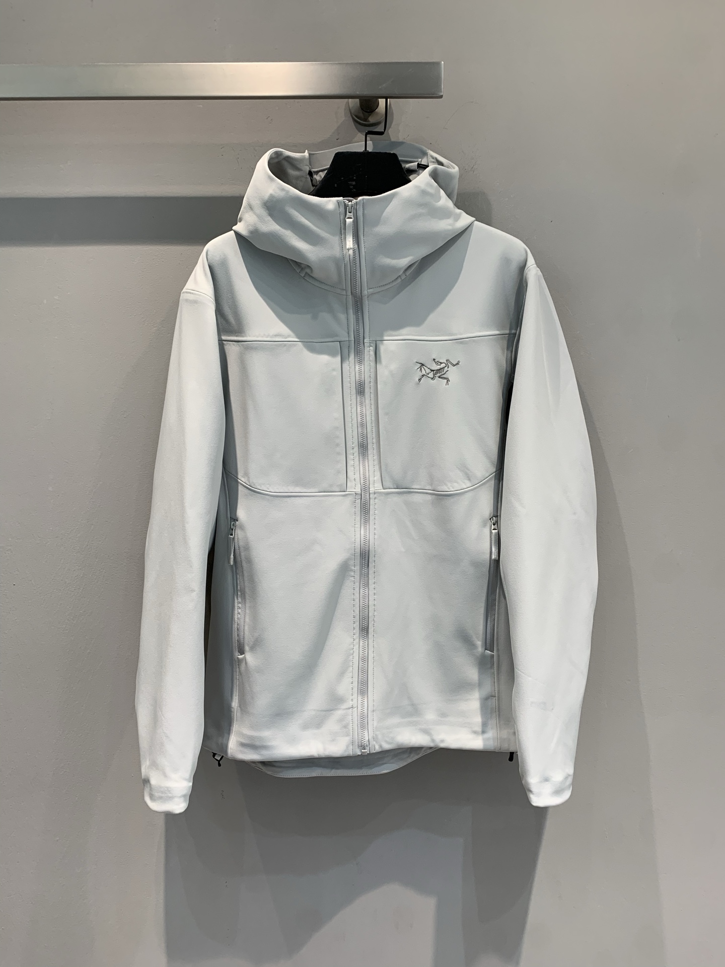 NO:468473,New models shipped, produced by OEM factory, Archaeopteryx windproof soft shell jacket, Gamma hoody outdoor casual men and women hard shell jacket. 2025 new color scheme, no one can reject Archaeopteryx's jacket~ I really can't help but buy it!  Tai is beautiful, the texture and style of Archaeoptera's jacket are not bad~ Both appearance and strength are online, the same style as men and women. S M L XL XXL, arc'teryx, jackets & coats, hats, alexander wang19860909新款出货啦代工厂出品 始祖鸟防风软壳夹克 Gamma连帽hoody户外休闲男女款硬壳冲锋衣.2025新配色,没人能够拒绝始祖鸟的冲锋衣吧～真的忍不住入手！泰好看,始祖鸟的冲锋衣质感版型都没什么毛病～颜值与实力都在线,男女同款.码数S M L XL XXL,arc'teryx,jackets & coats,hats,alexander wang,Women's clothing