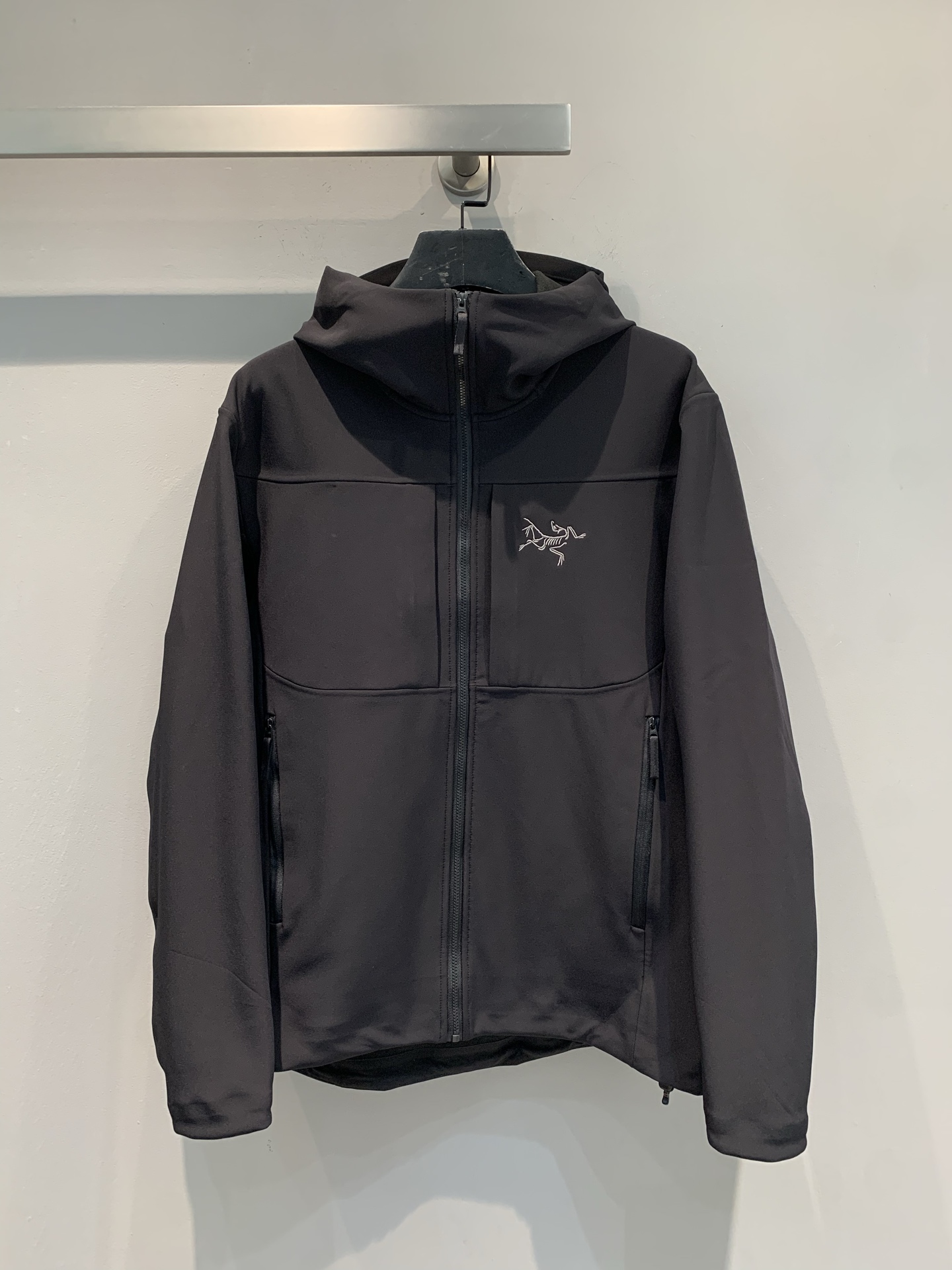 NO:468410,New models shipped by M OEM factory, Archaeopteryx windproof soft shell jacket, Gamma hooded hoody outdoor casual men and women hard shell jacket. 2025 new color scheme, no one can reject Archaeopteryx's jacket~ I really can't help but buy it!  Tai is beautiful, the texture and style of Archaeoptera's jacket are not bad~ Both appearance and strength are online, the same style as men and women. S M L XL XXL, arc'teryx, jackets & coats, hats, alexander wang19860909新款出货啦M代工厂出品 始祖鸟防风软壳夹克 Gamma连帽hoody户外休闲男女款硬壳冲锋衣.2025新配色,没人能够拒绝始祖鸟的冲锋衣吧～真的忍不住入手！泰好看,始祖鸟的冲锋衣质感版型都没什么毛病～颜值与实力都在线,男女同款.码数S M L XL XXL,arc'teryx,jackets & coats,hats,alexander wang,Women's clothing