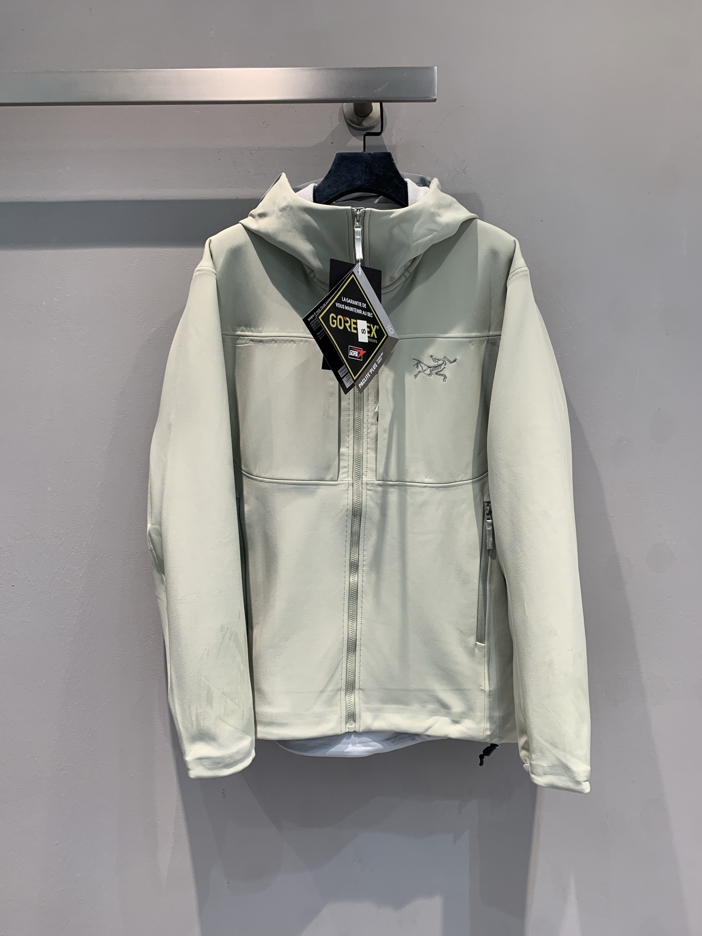 NO:468417,New models are shipped, produced by OEM, Archaeopteryx Windproof Soft Shell Jacket, Gamma Hoody Outdoor Casual Men and Women Hard Shell Jacket. 2025 new color scheme, no one can reject Archaeopteryx's jacket~ I really can't help but buy it!  Tai is beautiful, the texture and style of Archaeoptera's jacket are not bad~ Both appearance and strength are online, the same style as men and women. S M L XL XXL, arc'teryx, jackets & coats, hats, alexander wang19860909新款出货啦 代工厂出品 始祖鸟防风软壳夹克 Gamma连帽hoody户外休闲男女款硬壳冲锋衣.2025新配色,没人能够拒绝始祖鸟的冲锋衣吧～真的忍不住入手！泰好看,始祖鸟的冲锋衣质感版型都没什么毛病～颜值与实力都在线,男女同款.码数S M L XL XXL,arc'teryx,jackets & coats,hats,alexander wang,Women's clothing