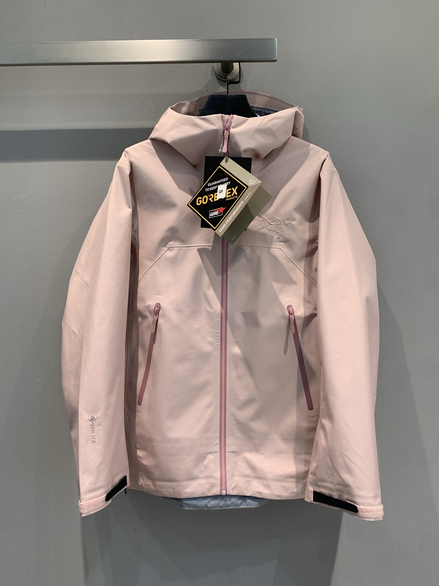 NO:468478,New models are shipped, produced by OEM factory Arcteryx Beta JK hard shell jacket.- GORE - TEX fabric blessing, waterproof and breathable double online, hiking and rainy, easy to deal with when commuting in the city, and always stay dry!  - Hooded design + neat tailoring, windproof and stylish, without restraint, easy to grasp outdoor functional aesthetics, whether it is conquering mountains or citywalk, one piece contracts all scenario needs, the C position of the outdoor wardrobe must have it!  Same model for men and women. S M L XL XXL,arc'teryx,hats,alexander wang19860909新款出货啦 代工厂出品 Arcteryx始祖鸟beta JK硬壳冲锋衣.- GORE - TEX面料加持,防水透气双在线,徒步遇雨、城市通勤应对自如,时刻保持干爽状态！ - 连帽设计 + 利落剪裁,防风又有型,运动无束缚,轻松拿捏户外机能美学不管是征服山野,还是citywalk炸街,一件承包所有场景需求,户外人衣柜C位必须有它！男女同款.码数S M L XL XXL,arc'teryx,hats,alexander wang,Women's clothing