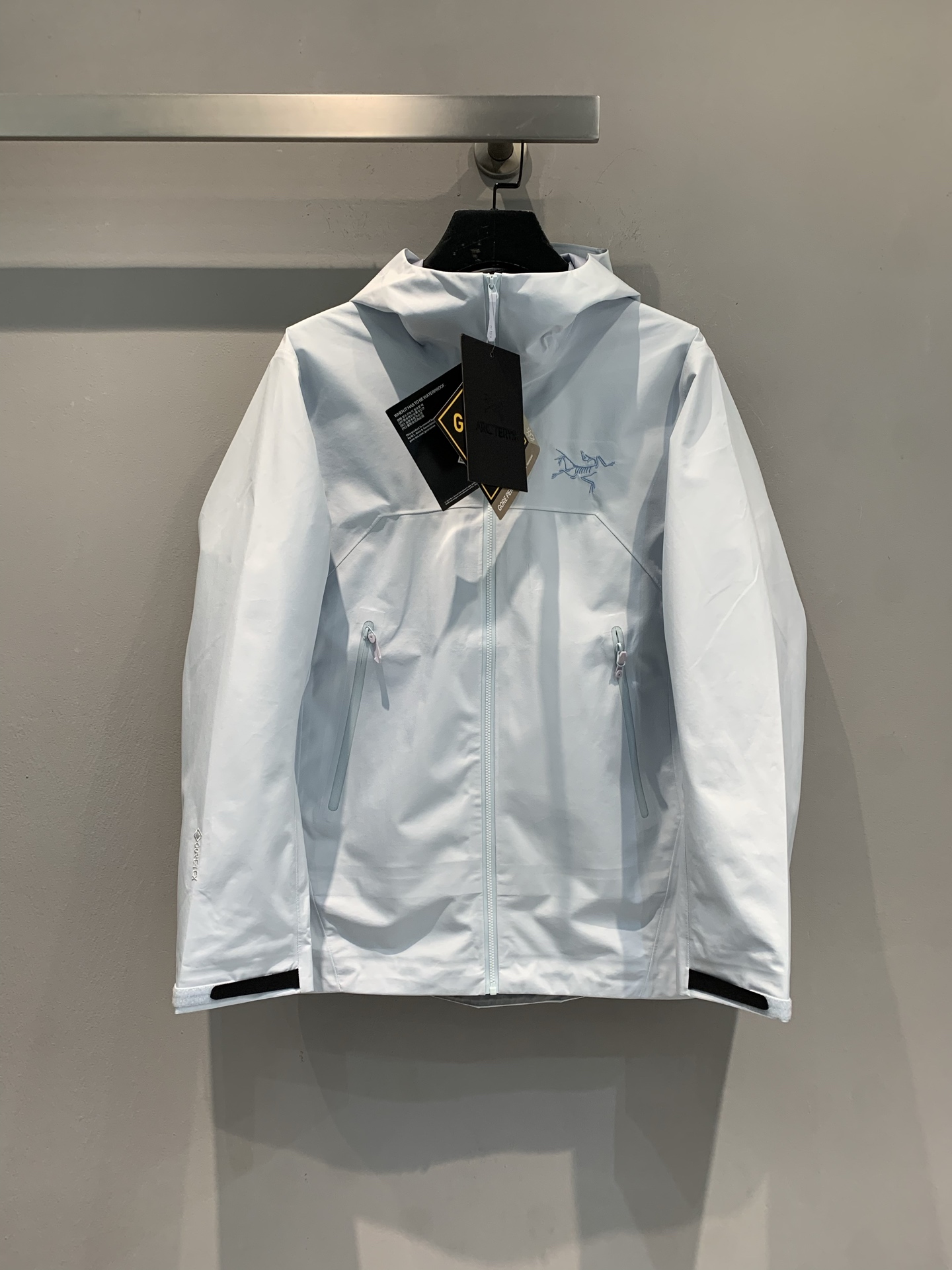 NO:468471,New models shipped by the OEM factory Arcteryx Beta JK hard shell jacket.- GORE - TEX fabric blessing, waterproof and breathable double online, hiking in rain and city commuting freely, stay dry at all times!  - Hooded design + neat tailoring, windproof and stylish, without restraint, easy to grasp outdoor functional aesthetics, whether it is conquering mountains or citywalk, one piece contracts all scenario needs, the C position of the outdoor wardrobe must have it!  Same model for men and women. S M L XL XXL,arc'teryx,hats,alexander wang19860909新款出货啦代工厂出品 Arcteryx始祖鸟beta JK硬壳冲锋衣.- GORE - TEX面料加持,防水透气双在线,徒步遇雨、城市通勤应对自如,时刻保持干爽状态！ - 连帽设计 + 利落剪裁,防风又有型,运动无束缚,轻松拿捏户外机能美学不管是征服山野,还是citywalk炸街,一件承包所有场景需求,户外人衣柜C位必须有它！男女同款.码数S M L XL XXL,arc'teryx,hats,alexander wang,Women's clothing