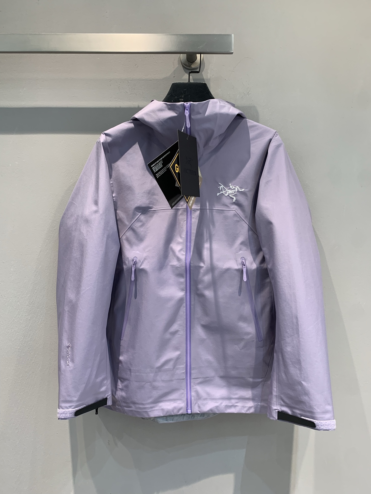 NO:468454,New models shipped by the OEM factory Arcteryx Beta JK hard shell jacket.- GORE - TEX fabric blessing, waterproof and breathable double online, hiking in rain and city commuting freely, stay dry at all times!  - Hooded design + neat tailoring, windproof and stylish, without restraint, easy to grasp outdoor functional aesthetics, whether it is conquering mountains or citywalk, one piece contracts all scenario needs, the C position of the outdoor wardrobe must have it!  Same model for men and women. S M L XL XXL,arc'teryx,hats,alexander wang19860909新款出货啦代工厂出品 Arcteryx始祖鸟beta JK硬壳冲锋衣.- GORE - TEX面料加持,防水透气双在线,徒步遇雨、城市通勤应对自如,时刻保持干爽状态！ - 连帽设计 + 利落剪裁,防风又有型,运动无束缚,轻松拿捏户外机能美学不管是征服山野,还是citywalk炸街,一件承包所有场景需求,户外人衣柜C位必须有它！男女同款.码数S M L XL XXL,arc'teryx,hats,alexander wang,Women's clothing