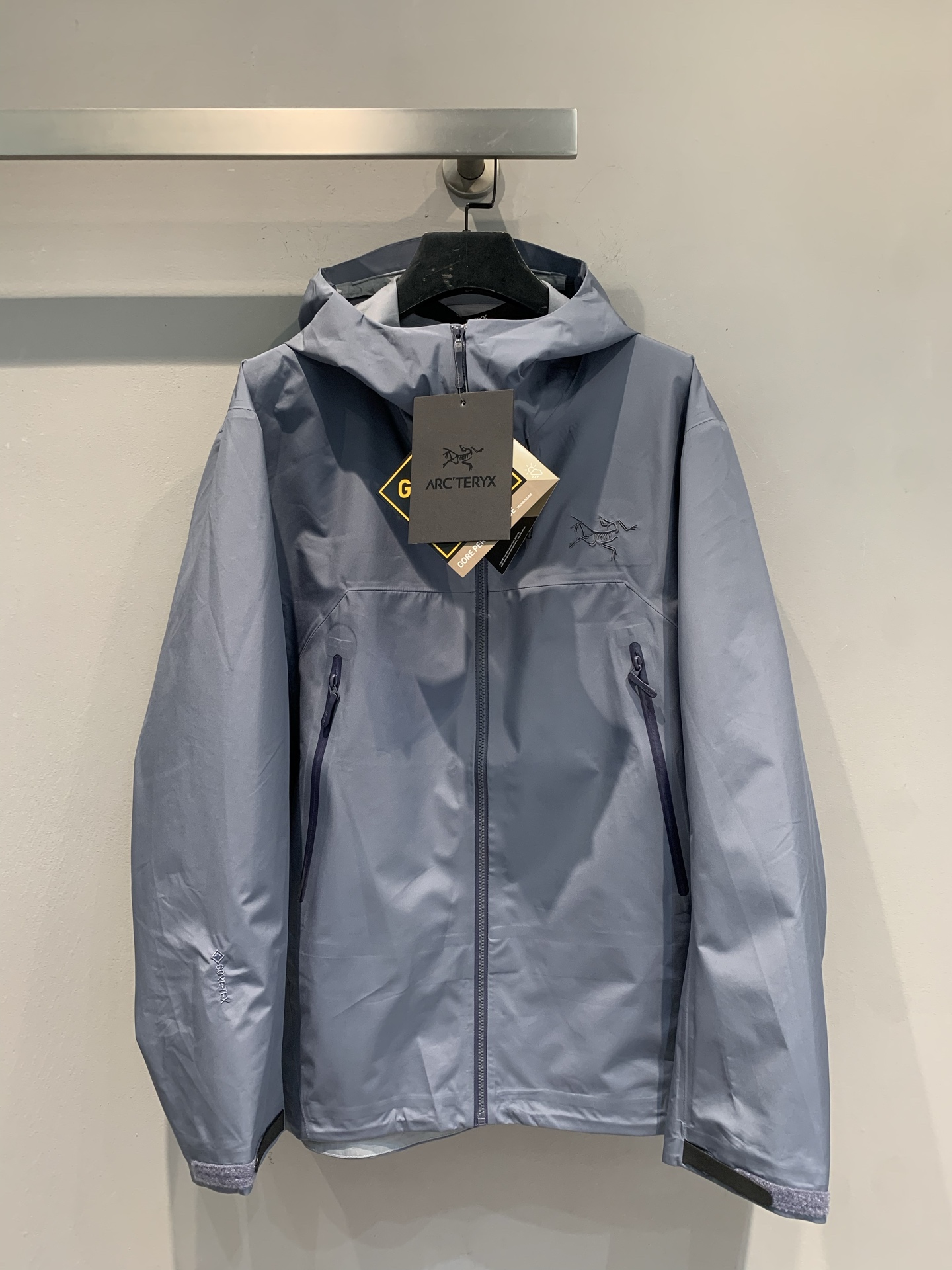 NO:468446,New models are shipped, produced by OEM factory Archaeopteryx' | Lightweight, breathable, waterproof and windproof hard shell jacket. Made of durable 80D fabric GORE-TEX ePE (expanded polyethylene) film, lightweight, sturdy and PFC-free, reducing carbon footprint while providing lasting waterproof, windproof and breathable protection. The C-KNIT backing improves comfort, while the simple StormHood hood can be adjusted with one pull, providing comprehensive protection without blocking the line of sight. Splicing and cutting ensures freedom of movement, while the embedded RECCO reflector helps emergency search and rescue. The upgraded style uses lightweight and durable GORE-TEX ePE fabric to help reduce carbon footprint, while the 80D fabric further improves durability without adding weight. S M L XL  XXL,arc'teryx,hats,alexander wang19860909新款出货啦 代工厂出品 始祖鸟' | 轻质透气 防水防风硬壳冲锋衣.采用耐用的80D面料 GORE-TEX ePE（膨体聚乙烯） 薄膜制成,轻便、结实且不含PFC,在提供持久防水、防风、透气保护的同时减少碳足迹. C-KNIT 背衬提升舒适度,而简洁的StormHood风帽一拉即可进行调节,提供周全保护的同时不遮挡视线.拼接剪裁保证活动自如,而嵌入式RECCO反射器有助于紧急搜救. 升级款式,采用轻量而耐用的GORE-TEX ePE面料,有助于减少碳足迹,而80D面料在不增加重量的情况下进一步提升耐用性. 码数S M L XL XXL,arc'teryx,hats,alexander wang,Women's clothing