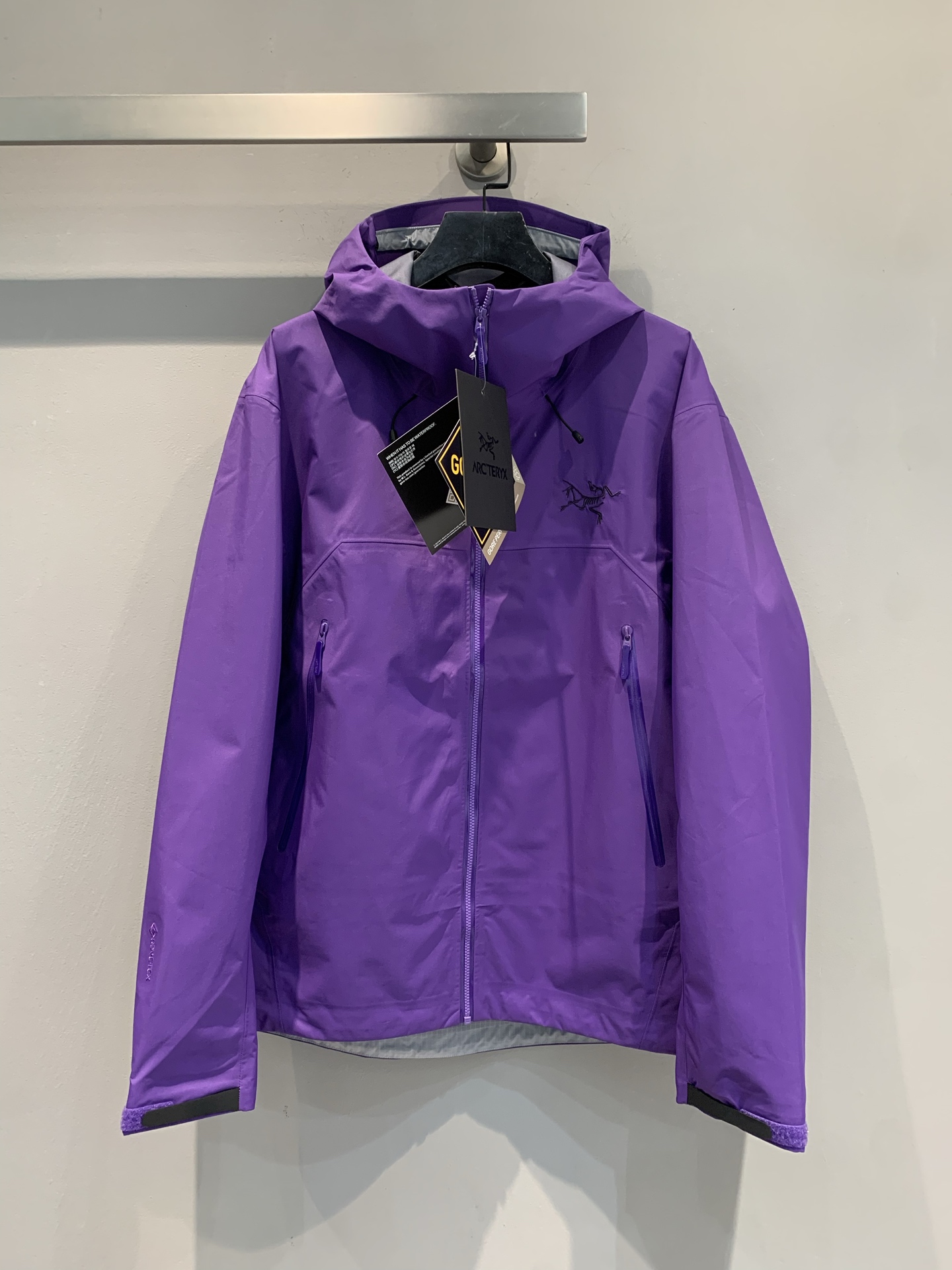 NO:468438,New style shipped by La OEM factory Produced by Archaeopteryx' | Lightweight, breathable, waterproof and windproof hard shell jacket. Made of durable 80D fabric GORE-TEX ePE (expanded polyethylene) film, lightweight, sturdy and PFC-free, reducing carbon footprint while providing lasting waterproof, windproof and breathable protection. The C-KNIT backing improves comfort, while the simple StormHood hood can be adjusted with one pull, providing comprehensive protection without blocking the line of sight. Splicing and cutting ensures freedom of movement, while the embedded RECCO reflector helps emergency search and rescue. The upgraded style uses lightweight and durable GORE-TEX ePE fabric to help reduce carbon footprint, while the 80D fabric further improves durability without adding weight. S M L XL  XXL,arc'teryx,hats,alexander wang19860909新款出货啦代工厂出品 始祖鸟' | 轻质透气 防水防风硬壳冲锋衣.采用耐用的80D面料 GORE-TEX ePE（膨体聚乙烯） 薄膜制成,轻便、结实且不含PFC,在提供持久防水、防风、透气保护的同时减少碳足迹. C-KNIT 背衬提升舒适度,而简洁的StormHood风帽一拉即可进行调节,提供周全保护的同时不遮挡视线.拼接剪裁保证活动自如,而嵌入式RECCO反射器有助于紧急搜救. 升级款式,采用轻量而耐用的GORE-TEX ePE面料,有助于减少碳足迹,而80D面料在不增加重量的情况下进一步提升耐用性. 码数S M L XL XXL,arc'teryx,hats,alexander wang,Women's clothing