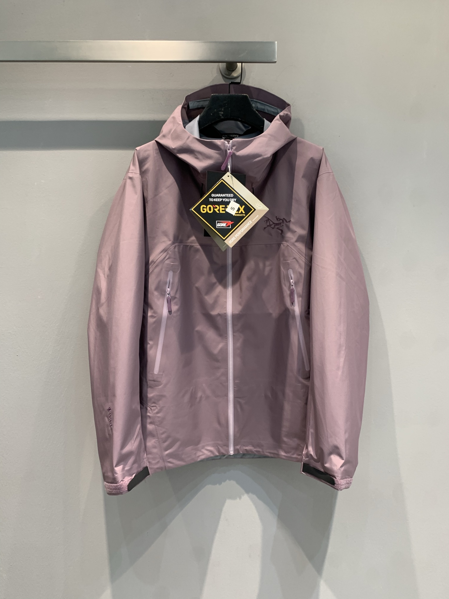 NO:468424,New models shipped by LaM OEM Factory Archaeopteryx' | Lightweight, breathable, waterproof and windproof hard shell jacket. Made of durable 80D fabric GORE-TEX ePE (expanded polyethylene) film, lightweight, sturdy and PFC-free, reducing carbon footprint while providing lasting waterproof, windproof and breathable protection. The C-KNIT backing improves comfort, while the simple StormHood hood can be adjusted with one pull, providing comprehensive protection without blocking the line of sight. Splicing and cutting ensures freedom of movement, while the embedded RECCO reflector helps emergency search and rescue. The upgraded style uses lightweight and durable GORE-TEX ePE fabric to help reduce carbon footprint, while the 80D fabric further improves durability without adding weight. Size S M L XL  XXL,arc'teryx,hats,alexander wang19860909新款出货啦M 代工厂出品 始祖鸟' | 轻质透气 防水防风硬壳冲锋衣.采用耐用的80D面料 GORE-TEX ePE（膨体聚乙烯） 薄膜制成,轻便、结实且不含PFC,在提供持久防水、防风、透气保护的同时减少碳足迹. C-KNIT 背衬提升舒适度,而简洁的StormHood风帽一拉即可进行调节,提供周全保护的同时不遮挡视线.拼接剪裁保证活动自如,而嵌入式RECCO反射器有助于紧急搜救. 升级款式,采用轻量而耐用的GORE-TEX ePE面料,有助于减少碳足迹,而80D面料在不增加重量的情况下进一步提升耐用性. 码数S M L XL XXL,arc'teryx,hats,alexander wang,Women's clothing