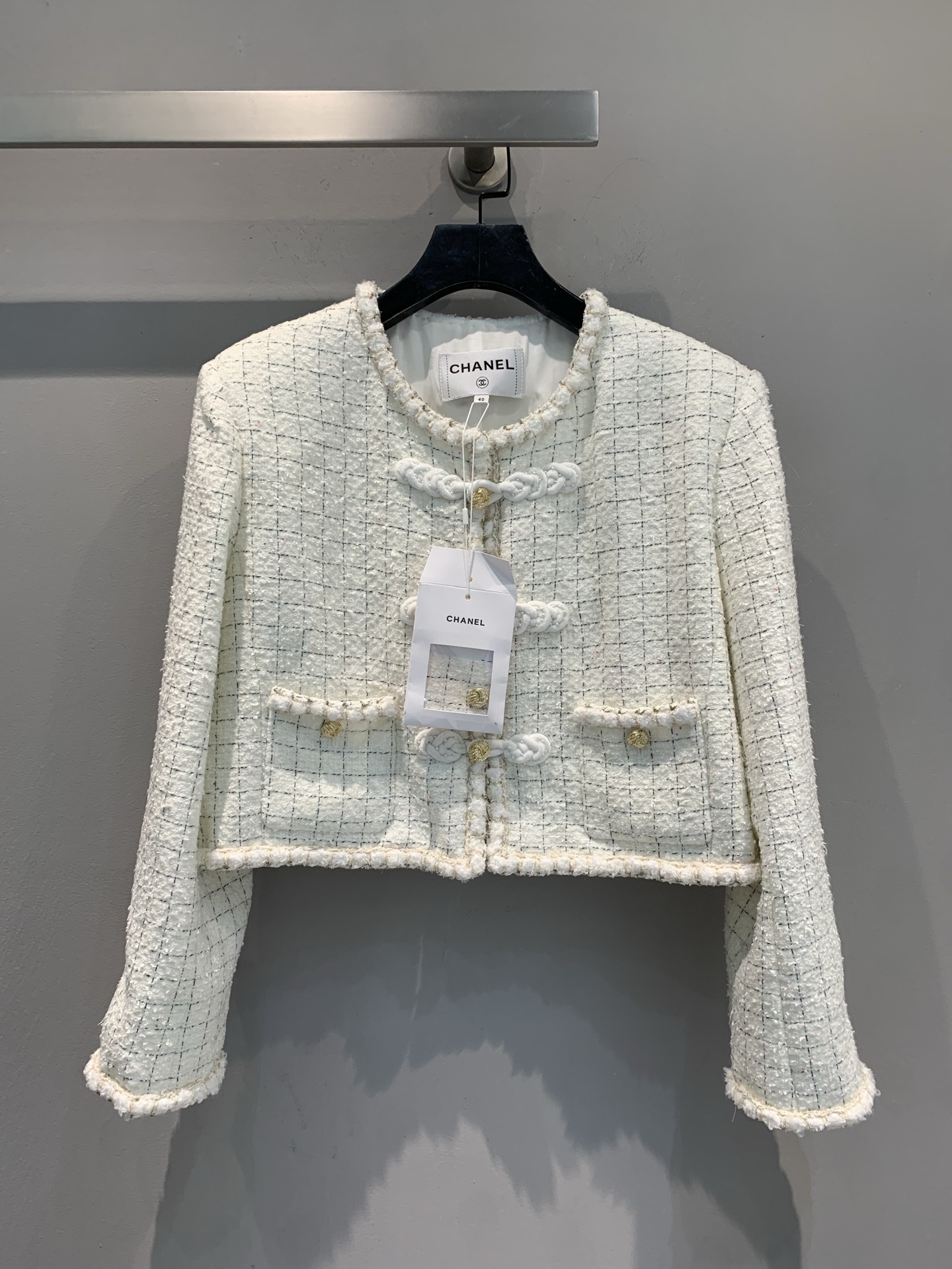 NO:469719,New style shipped M Original development C home early autumn new handmade workshop Chinese buckle short tweed jacket. Chinese buckle design creates a unique charm, short silhouette, lengthen body proportions. Classic tweed fabric, 100% silk lining. Daily skirt, elegant and noble, paired with jeans, cool and tone, a single item that wears 'Chinese and Western' on the body. Number of 36 38 40, chanel, skirts, jeans, jackets & coats, real silk, alexander wang19860909新款出货啦M 原版开发 C家早秋新款手工坊中式盘扣短款粗花呢外套.中式盘扣设计,碰撞出别致韵味,短款廓形,拉长身材比例.经典粗花呢面料,百分百真丝内衬.日常配半裙,优雅贵气,搭牛仔裤,又飒又有腔调,把「中西融合」穿在身上的封神单品.码数36 38 40,,chanel,skirts,jeans,jackets & coats,real silk,alexander wang,Women's clothing