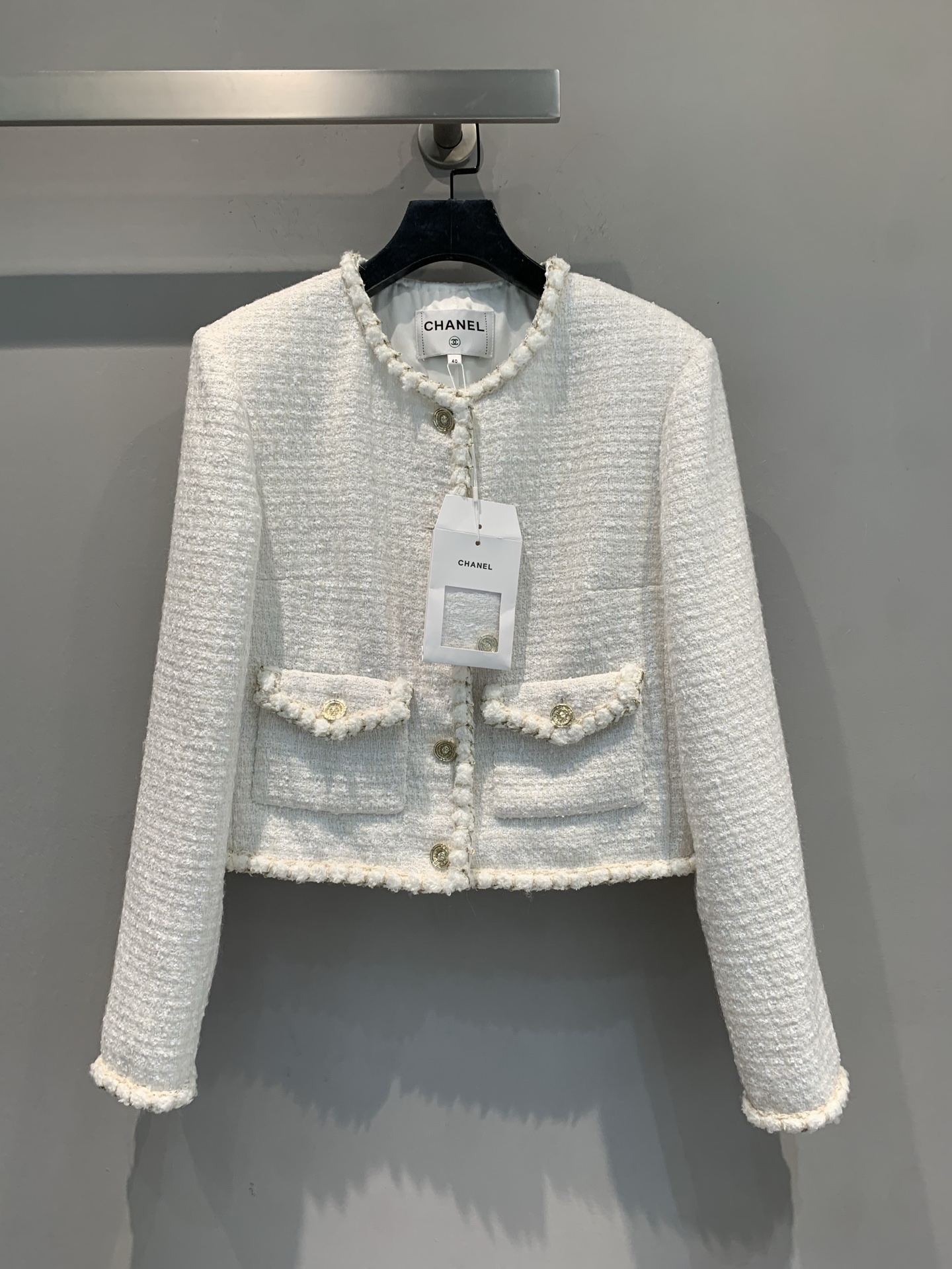 NO:469730,New model is shipped, original development C home 2025 early autumn new hand-craftshop woven round neck thick tweed short jacket. Classic tweed with innate elegance and nobleness, silk lining, skin touch, luxurious touch, short tailoring optimized proportions. Paired with a skirt, it is a beautiful feeling for the celebrity afternoon tea, with jeans, cool and tone. Carve 'exquisite' into every inch of fabric, a must-have style. Number 36 38 40, chanel, skirts, jeans, jackets & coats, real silk, alexander wang19860909新款出货啦 原版开发 C家2025早秋新款手工坊编织圆领粗花呢短外套.经典粗花呢,自带与生俱来的优雅贵气,真丝内衬,贴肤瞬间,奢宠触感拉满 短款剪裁优化比例.搭半裙,是名媛下午茶既视感,配牛仔裤,又飒又有腔调 把「精致」刻进每一寸面料,必入的气质款.码数36 38 40,,chanel,skirts,jeans,jackets & coats,real silk,alexander wang,Women's clothing