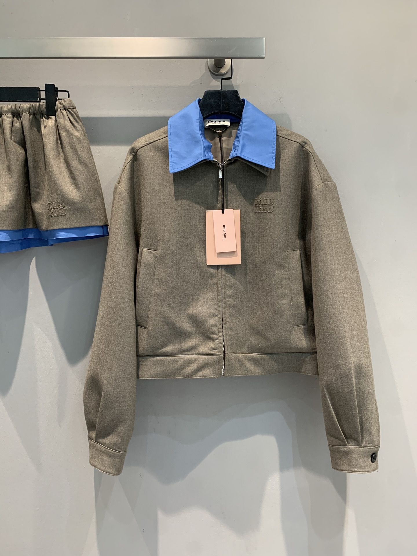 NO:469762,New model shipped M Original development Miumi* early autumn new double-layer neck fake two-piece zippered wool jacket. It uses imported wool fabric, delicate texture and crisp style. Electric blue lapel, one-click to illuminate the outfit. Short silhouette hides the flesh to show the proportion. Daily match with the same series skirt, relaxed and fashionable. Single wear jeans, cool and cool. The 'contrast color and relaxation' is worn on the body. The fashionable and delicate outfit is SML, Miumiu, skirts, jeans, jackets & coats, alexander wang19860909新款出货啦M 原版开发 Miumi*早秋新款双层领假两件拉链羊毛短外套.采用进口绵羊毛面料,质感细腻,版型挺括.电光蓝翻领 ,一键点亮穿搭 短款廓形藏肉显比例,日常配同系列半裙,松弛时髦.单穿搭牛仔裤,又酷又飒 把「撞色松弛感」穿在身上的神级单品 时髦精闭眼入的穿搭王炸码数SML,,miumiu,skirts,jeans,jackets & coats,alexander wang,Women's clothing