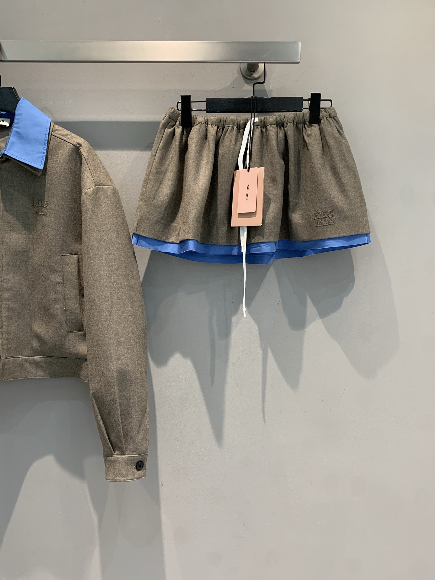 NO:469751,New model shipped M Original development Miumi* early autumn new fake two-piece lace-up wool skirt. It uses imported wool fabric, delicate texture and crisp style. Light coffee main tune × electric blue lining, contrasting color carefully to grasp the loose and fashionable feeling of flower buds, hide the flesh and make the legs look longer. Drawstring design is suitable for various waist circumferences, daily short tops, relaxed and lazy, dating and dressing, sweet and cool switching. A skirt, N styles of fashionable essence must be entered. SML, miumiu, skirts, alexander wang19860909新款出货啦M 原版开发 Miumi*早秋新款假两件系带羊毛半裙.采用进口绵羊毛面料,质感细腻,版型挺括.浅咖主调× 电光蓝内衬,撞色小心机拿捏松弛时髦感花苞裙型藏肉又显腿长 抽绳设计适配各种腰围,日常配短上衣,松弛慵懒,约会搭小衫,甜飒切换.一条裙子,N种风格时髦精必入.码数SML,,miumiu,skirts,alexander wang,Women's clothing