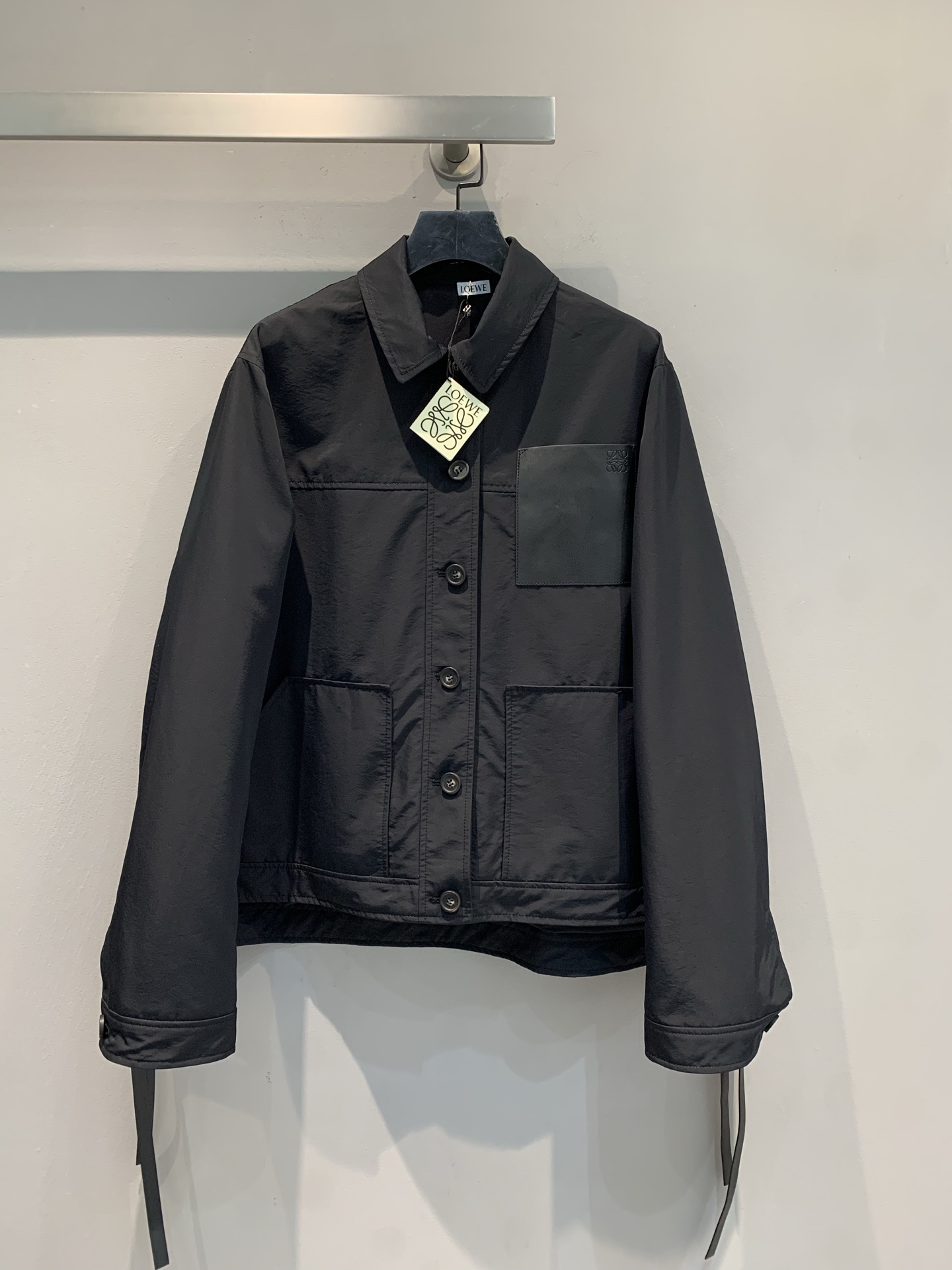 NO:472322,New model is shipped, original development Loew*2025 early autumn new retro workwear style leather brand lace jacket. Neat workwear tailoring, reshaping the tough style. Classic black tone, adapted to diverse scenes, unique leather patch pockets + cuff streamers, details hide ingenuity. Wear it, grasp the casualness and high-end sense, and you can wear it on the street and daily life with exclusive accent. SML, loewe, jackets & coats, alexander wang19860909新款出货啦 原版开发 Loew*2025早秋新款复古工装风皮牌系带外套.利落工装剪裁,重塑硬朗型格.经典黑色调,适配多元场景,独特皮革贴袋+袖口飘带,细节藏着巧思.穿上它,把随性与高级感一并拿捏,街头与日常都能穿出专属腔调.码数SML,,loewe,jackets & coats,alexander wang,Women's clothing