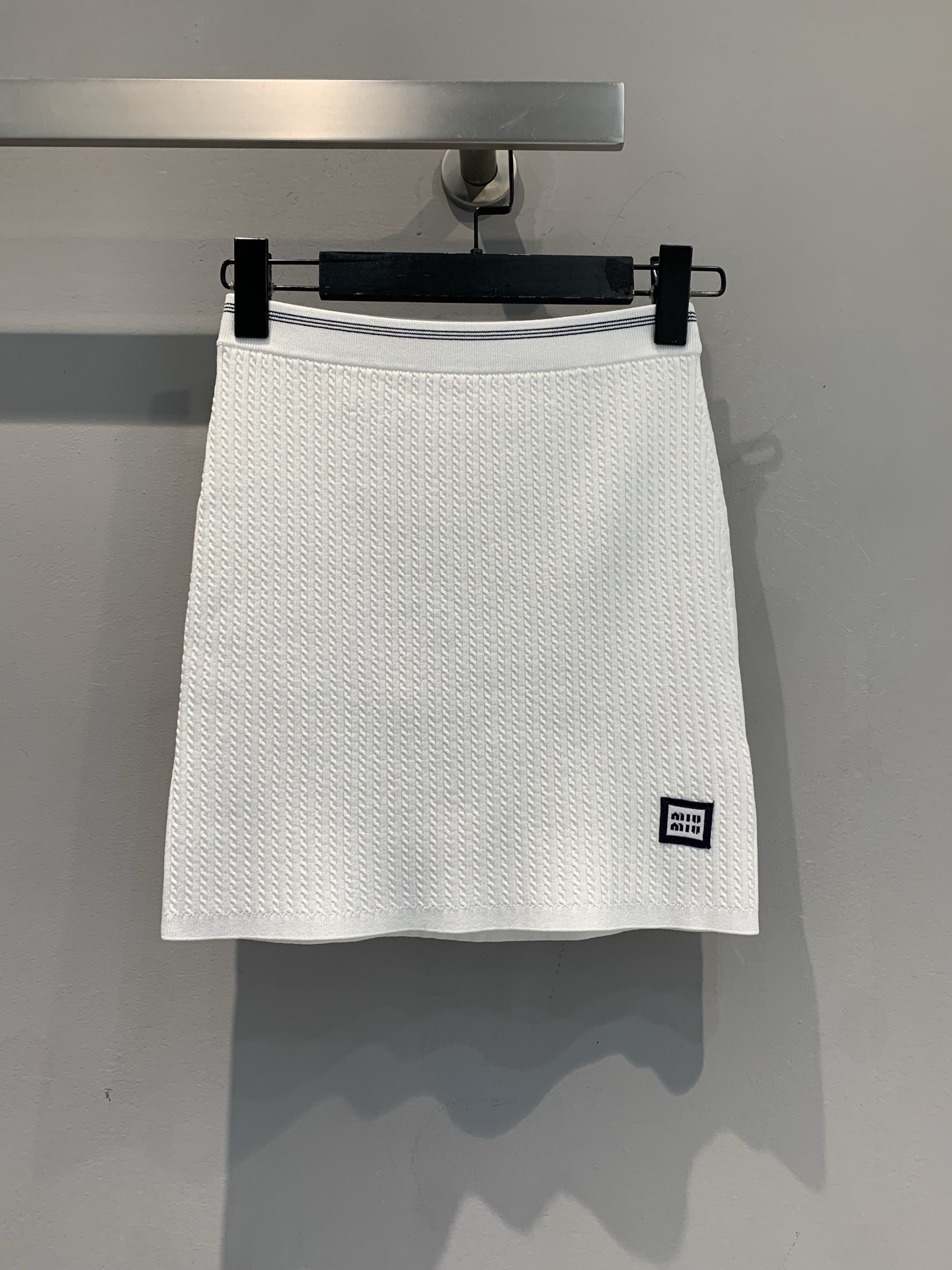 NO:469741,The new model shipped by LaM original development Miumi* early autumn new style college style squirt pattern knitted skirt. Minimalist white + three-dimensional knitted texture. The contrasting lines of the waist + small tag embellishments, seem simple but full of design adaptability. A short top shows a spicy waist, and a shirt with intellectual commuting one-click switching style. The dressing in all seasons is not wrong. SML, miumiu, skirts, shirts, alexander wang19860909新款出货啦M原版开发 Miumi*早秋新款学院风麻花纹针织半裙.极简白+立体针织纹理.腰头撞色线条+小标点缀,看似简单却藏满设计巧思适配度的百搭王.搭短上衣露腰显辣、配衬衫知性通勤一键切换风格,四季穿搭不出错.码数SML,,miumiu,skirts,shirts,alexander wang,Women's clothing