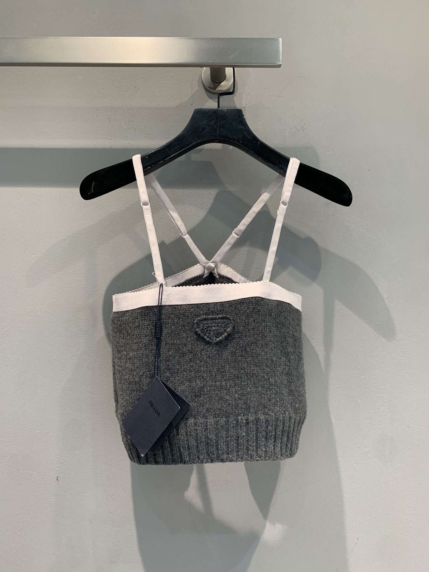 NO:469724,The new model shipped out original development Prad* early autumn new fashionable and versatile contrasting edge knitted suspender vest. It uses wool cashmere blended fabric. It has delicate texture and is skin-friendly and soft. The brown and white contrasting colors outline neat lines, and the iconic triangle mark hides high-level texture. Cross-slim shoulder straps, wear fashionable on the body, and easily grasp the lazy and delicate slack feeling. SML, prada, alexander wang19860909新款出货啦原版开发 Prad*早秋新款时髦百搭撞色边针织吊带背心.采用绵羊毛羊绒混纺面料.质感细腻,亲肤柔软.棕白撞色勾勒利落线条,标志性三角标藏着高阶质感 交叉细肩带,把时髦穿在身上,轻松拿捏慵懒又精致的松弛感.码数SML,,prada,alexander wang,Women's clothing