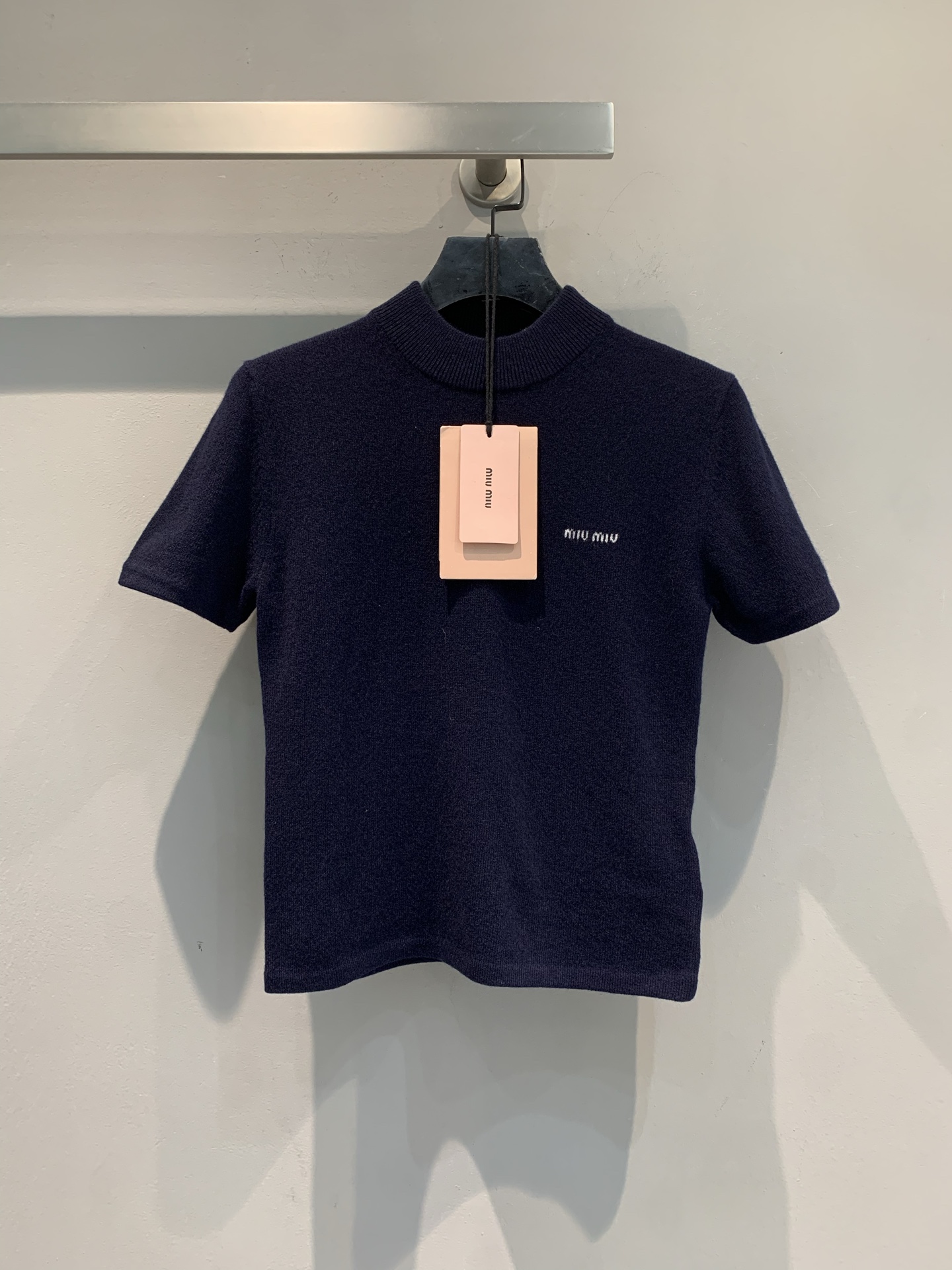 NO:469729,The new model shipped, original development, Miumi* early autumn new half-high neck letter logo cashmere knitted short-sleeved sleeves. It uses imported cashmere fabric, with delicate texture, skin-friendly and soft. Classic hidden blue color matching, high-end feel full. Half-high neck + short-sleeved design, suitable for multi-season outfit exquisite brand logo embellishment, with fashionable gene soft fabric fits the skin, comfort and appearance, both online, whether it is single wear to highlight personality or layered to create layers, you can easily grasp the fashion sense. SML, miumiu, T-shirt, alexander wang19860909新款出货啦原版开发 Miumi*早秋新款半高领字母logo羊绒针织短袖.采用进口山羊绒面料,质感细腻,亲肤柔软.经典藏青配色,高级感拉满 半高领+短袖设计,适配多季穿搭精致品牌标识点缀,自带时髦基因柔软面料贴合肌肤,舒适与颜值双在线无论是单穿凸显个性,还是叠穿营造层次,都能轻松拿捏时尚感.码数SML,,miumiu,T-shirt,alexander wang,Women's clothing