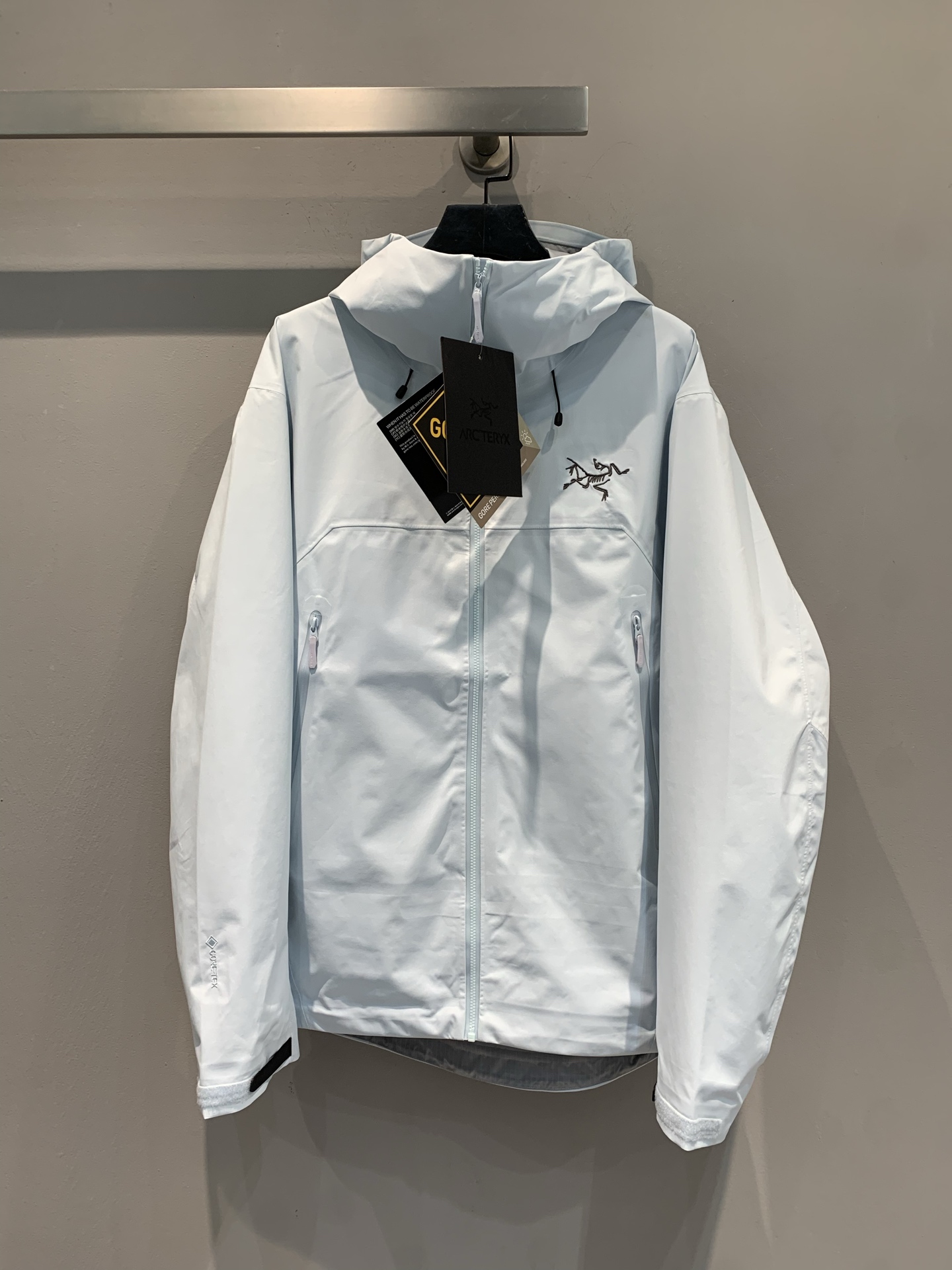 NO:469761,New models shipped by LaM OEM Factory Archaeopteryx' | Lightweight, breathable, waterproof and windproof hard shell jacket. Made of durable 80D fabric GORE-TEX ePE (expanded polyethylene) film, lightweight, sturdy and PFC-free, reducing carbon footprint while providing lasting waterproof, windproof and breathable protection. The C-KNIT backing improves comfort, while the simple StormHood hood can be adjusted with one pull, providing comprehensive protection without blocking the line of sight. Splicing and cutting ensures freedom of movement, while the embedded RECCO reflector helps emergency search and rescue. The upgraded style uses lightweight and durable GORE-TEX ePE fabric to help reduce carbon footprint, while the 80D fabric further improves durability without adding weight. Size S M L XL  XXL,arc'teryx,hats,alexander wang19860909新款出货啦M 代工厂出品 始祖鸟' | 轻质透气 防水防风硬壳冲锋衣.采用耐用的80D面料 GORE-TEX ePE（膨体聚乙烯） 薄膜制成,轻便、结实且不含PFC,在提供持久防水、防风、透气保护的同时减少碳足迹. C-KNIT 背衬提升舒适度,而简洁的StormHood风帽一拉即可进行调节,提供周全保护的同时不遮挡视线.拼接剪裁保证活动自如,而嵌入式RECCO反射器有助于紧急搜救. 升级款式,采用轻量而耐用的GORE-TEX ePE面料,有助于减少碳足迹,而80D面料在不增加重量的情况下进一步提升耐用性. 码数S M L XL XXL,arc'teryx,hats,alexander wang,Women's clothing