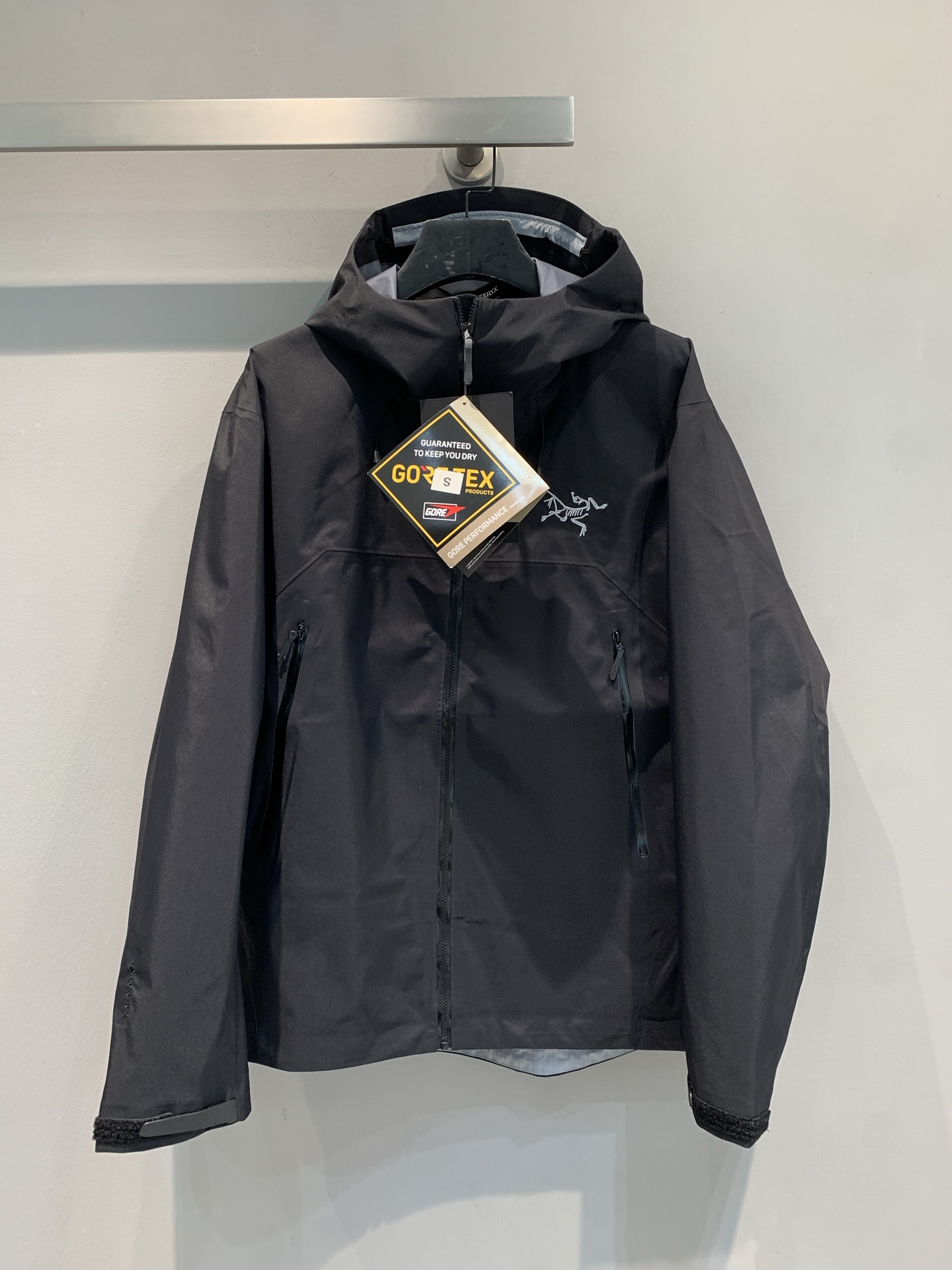 NO:469714,Newly shipped out the La M OEM factory, Archaeopteryx' | Lightweight, breathable, waterproof and windproof hard shell jacket. Made of durable 80D fabric GORE-TEX ePE (expanded polyethylene) film, lightweight, sturdy and PFC-free, reducing carbon footprint while providing lasting waterproof, windproof and breathable protection. The C-KNIT backing improves comfort, while the simple StormHood hood can be adjusted with one pull, providing comprehensive protection without blocking the line of sight. Splicing and cutting ensures freedom of movement, while the embedded RECCO reflector helps emergency search and rescue. The upgraded style uses lightweight and durable GORE-TEX ePE fabric to help reduce carbon footprint, while the 80D fabric further improves durability without adding weight. S M L XL  XXL,arc'teryx,hats,alexander wang19860909新款出货啦M代工厂出品 始祖鸟' | 轻质透气 防水防风硬壳冲锋衣.采用耐用的80D面料 GORE-TEX ePE（膨体聚乙烯） 薄膜制成,轻便、结实且不含PFC,在提供持久防水、防风、透气保护的同时减少碳足迹. C-KNIT 背衬提升舒适度,而简洁的StormHood风帽一拉即可进行调节,提供周全保护的同时不遮挡视线.拼接剪裁保证活动自如,而嵌入式RECCO反射器有助于紧急搜救. 升级款式,采用轻量而耐用的GORE-TEX ePE面料,有助于减少碳足迹,而80D面料在不增加重量的情况下进一步提升耐用性. 码数S M L XL XXL,arc'teryx,hats,alexander wang,Women's clothing