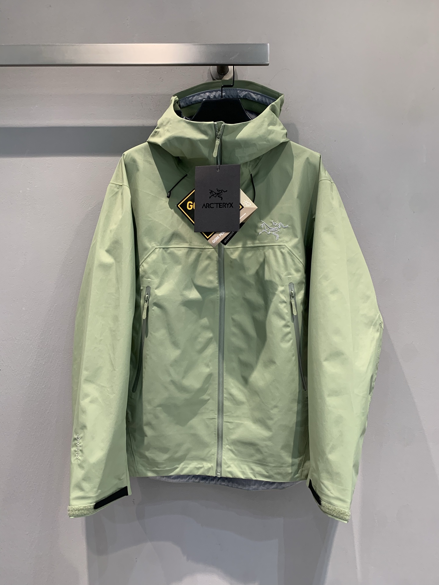 NO:469718,New models shipped by LaM OEM Factory Archaeopteryx' | Lightweight, breathable, waterproof and windproof hard shell jacket. Made of durable 80D fabric GORE-TEX ePE (expanded polyethylene) film, lightweight, sturdy and PFC-free, reducing carbon footprint while providing lasting waterproof, windproof and breathable protection. The C-KNIT backing improves comfort, while the simple StormHood hood can be adjusted with one pull, providing comprehensive protection without blocking the line of sight. Splicing and cutting ensures freedom of movement, while the embedded RECCO reflector helps emergency search and rescue. The upgraded style uses lightweight and durable GORE-TEX ePE fabric to help reduce carbon footprint, while the 80D fabric further improves durability without adding weight. Size S M L XL  XXL,arc'teryx,hats,alexander wang19860909新款出货啦M 代工厂出品 始祖鸟' | 轻质透气 防水防风硬壳冲锋衣.采用耐用的80D面料 GORE-TEX ePE（膨体聚乙烯） 薄膜制成,轻便、结实且不含PFC,在提供持久防水、防风、透气保护的同时减少碳足迹. C-KNIT 背衬提升舒适度,而简洁的StormHood风帽一拉即可进行调节,提供周全保护的同时不遮挡视线.拼接剪裁保证活动自如,而嵌入式RECCO反射器有助于紧急搜救. 升级款式,采用轻量而耐用的GORE-TEX ePE面料,有助于减少碳足迹,而80D面料在不增加重量的情况下进一步提升耐用性. 码数S M L XL XXL,arc'teryx,hats,alexander wang,Women's clothing