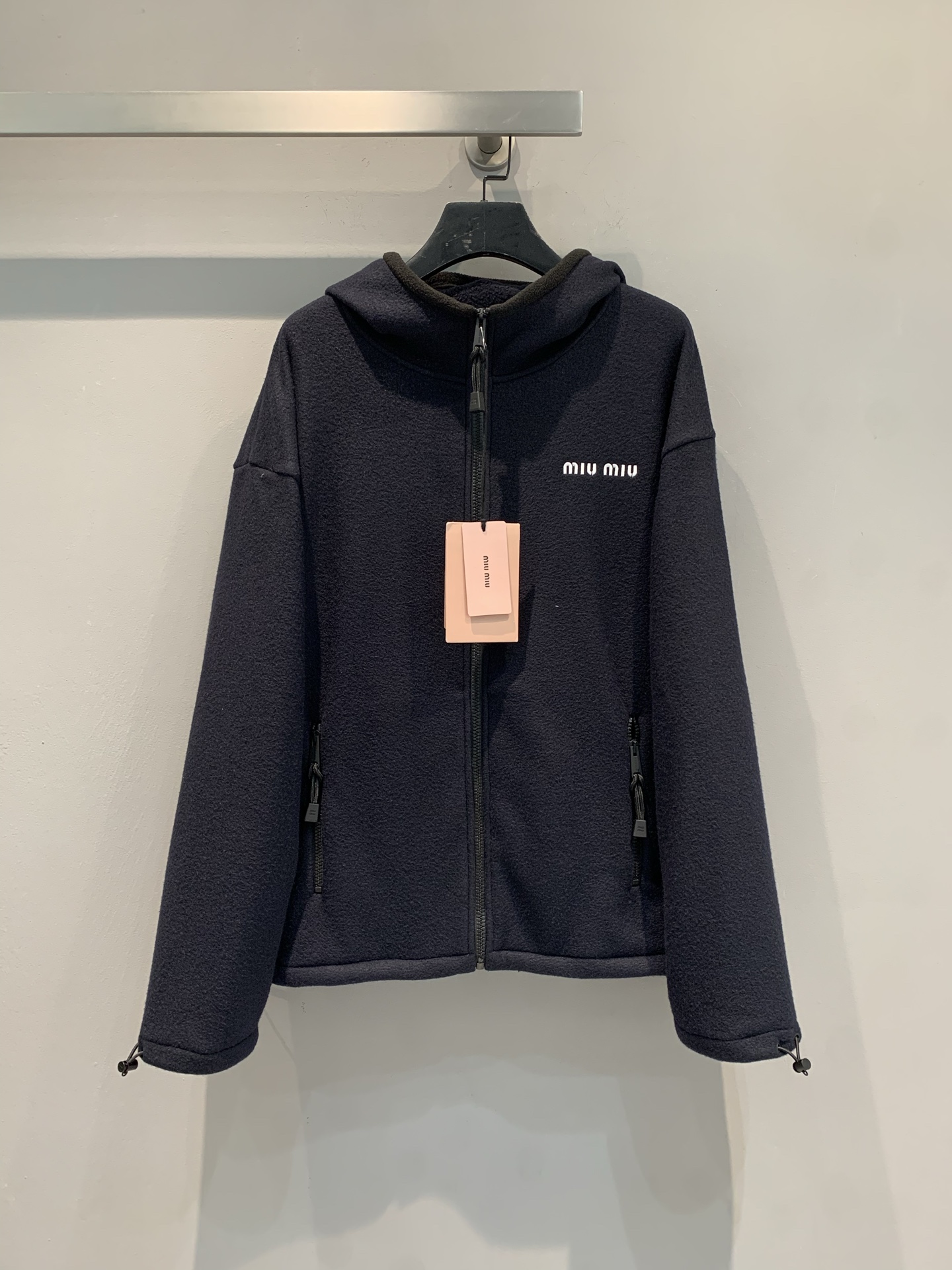 NO:472338,The new model is shipped. Original development. Miumi*2025 early autumn new letter logo zipper fleece hooded jacket. The autumn and winter atmosphere wear password has been unlocked. The fleece fabric comes with a soft filter. If you wrap it, you don’t want to take it off. The hooded design hides a little lazy. The classic letter marker lights up fashionable. The details of the zipper + drawstring can be switched at will. The inner shirt is refreshing, the layered coat is high-end, and you can slay the whole scene even if you wear it alone. SML, miumiu, jackets & coats, hats, alexander wang19860909新款出货啦 原版开发 Miumi*2025早秋新款字母logo拉链摇粒绒连帽外套.秋冬氛围感穿搭密码已解锁摇粒绒面料自带软乎乎滤镜,裹上就不想脱,连帽设计藏起小慵懒,经典字母标点亮时髦 拉链+抽绳细节,可盐可甜随意切换.内搭小衫清爽,叠穿大衣高级,单穿也能slay全场.码数SML,,miumiu,jackets & coats,hats,alexander wang,Women's clothing