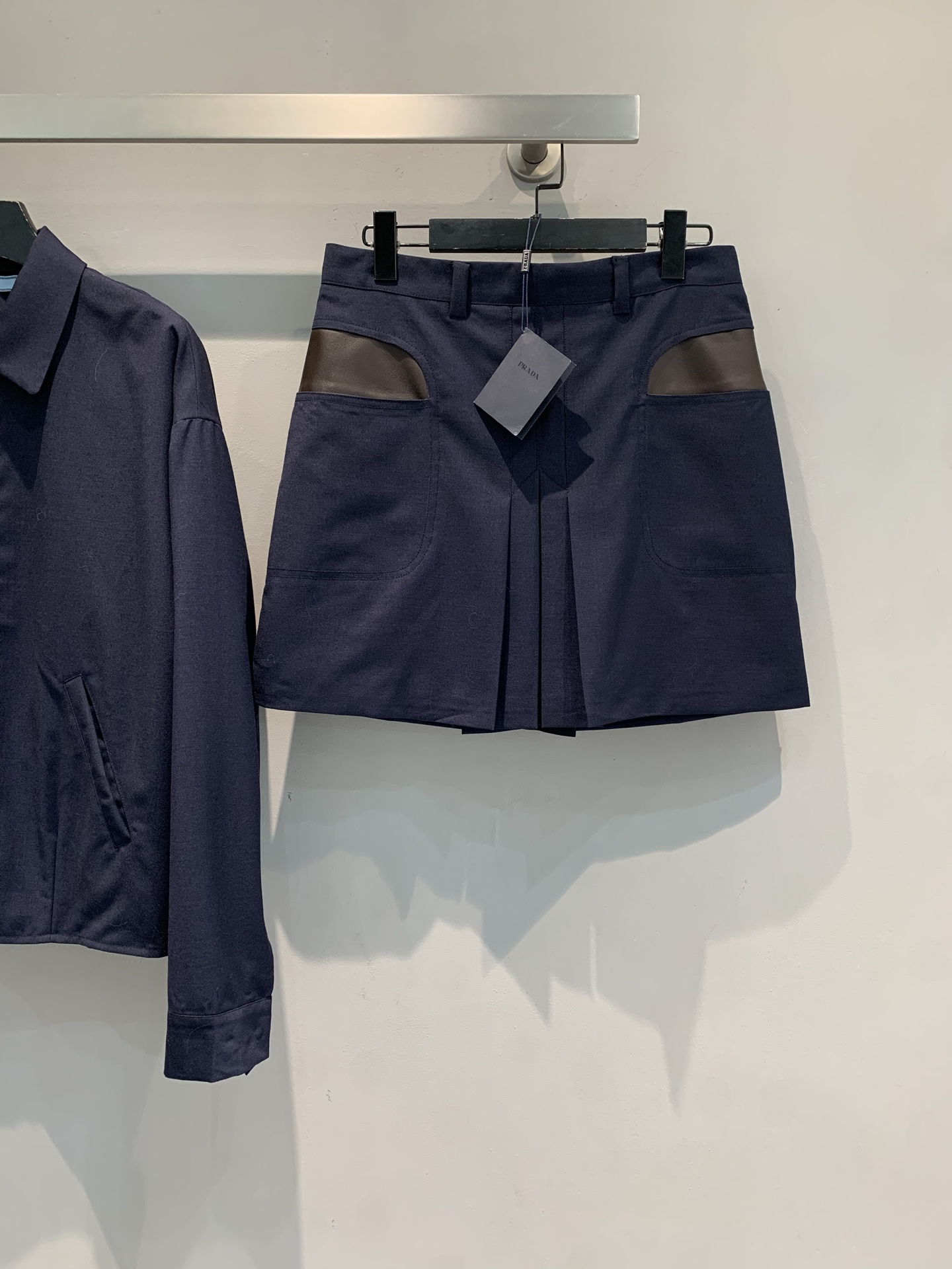 NO:472366,New models are shipped. Original development. Prad* early autumn new style of college-style leather patchwork skirt. The leather interpolation bag has a super design sense, neat tailoring + crisp fabric, outlines neat lines, and the commuter top is capable and exquisite. The daily matching of simple white T is also outstanding. A must-have high-end outfit item for fashionable style. SML, prada, skirts, alexander wang19860909新款出货啦 原版开发 Prad*早秋新款学院风皮革拼接半裙.皮革拼接口袋超有设计感,利落剪裁+挺括面料,勾勒利落线条,通勤搭同系列上衣干练精致 日常配简约白T也很出挑.时髦精必备的高阶穿搭单品.码数SML,,prada,skirts,alexander wang,Women's clothing