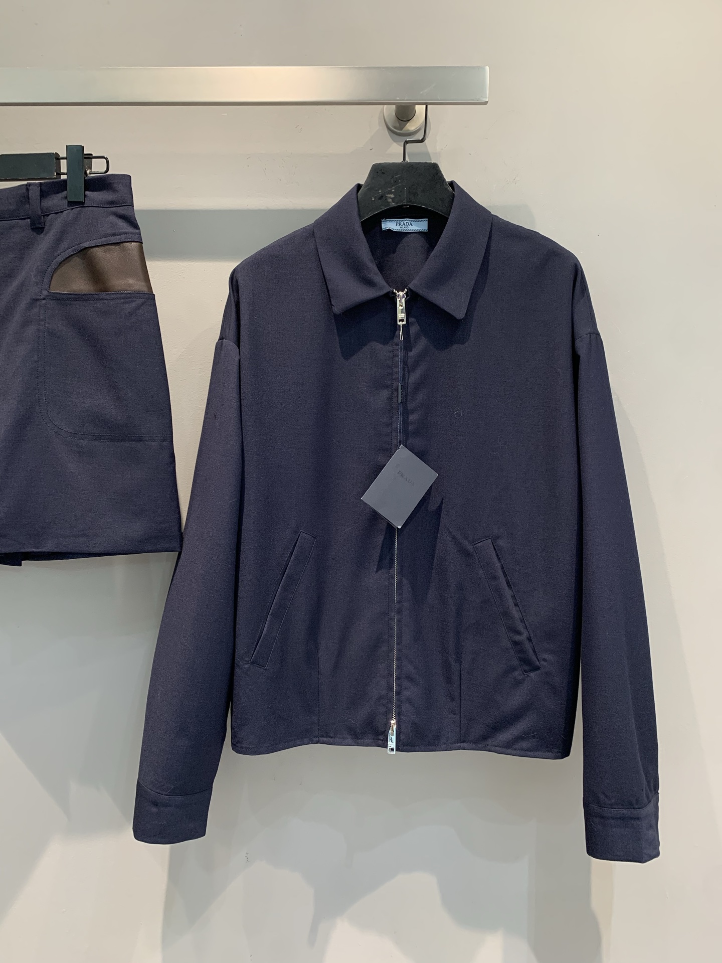 NO:472400,The new model is shipped, original development. Prad* early autumn new boyfriend style triangle zipper jacket. Classic lapel design, neat and spirit, smooth zipper + symmetrical pocket, simple and ingenious. The navy blue fabric has a high-end feel, and the texture is full. Whether it is matched with the same series of skirts to make a look or wearing a casual style with jeans, you can easily grasp the fashionable tone and become a master of dressing in seconds. SML, prada, skirts, jeans, jackets & coats, alexander wang19860909新款出货啦原版开发 Prad*早秋新款男友风三角标拉链夹克.经典翻领设计,利落又显精神,顺滑拉链+对称口袋,简约中藏着巧思.藏青面料自带高级感,质感拉满不管是搭配同系列半裙打造成套look还是单穿配牛仔裤走休闲风,都能轻松拿捏时髦腔调,秒变穿搭高手.码数SML,,prada,skirts,jeans,jackets & coats,alexander wang,Women's clothing