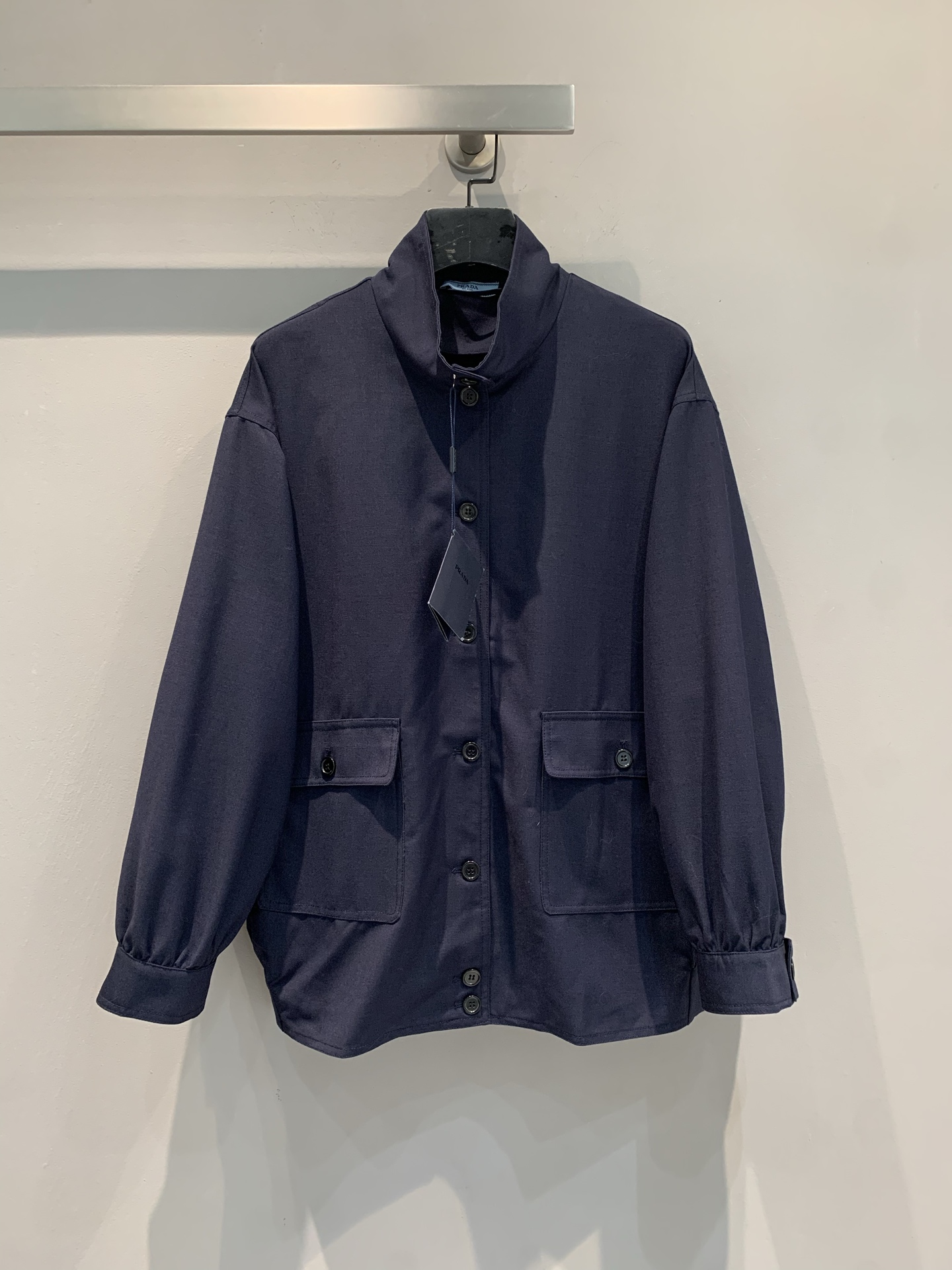 NO:472403,New models are shipped. Original development. Prad* early autumn new boyfriend-style stand-up collar triangle coat. The stand-up collar design has its own aura, simple and exquisite. Button opening and closing + symmetrical pockets, details are textured online, and it is suitable for daily commuting/casual outing. Wear it is a low-key and stylish fashionable person, a must-have item in the wardrobe. SML, prada, jackets & coats, alexander wang19860909新款出货啦 原版开发 Prad*早秋新款男友风立领三角标外套.立领设计自带气场,简约又藏着精致感.纽扣开合+对称口袋,细节拿捏藏青面料质感在线,日常通勤/休闲出街都适配.穿上就是低调有品的时髦人儿,衣橱必备王炸单品.码数SML,,prada,jackets & coats,alexander wang,Women's clothing