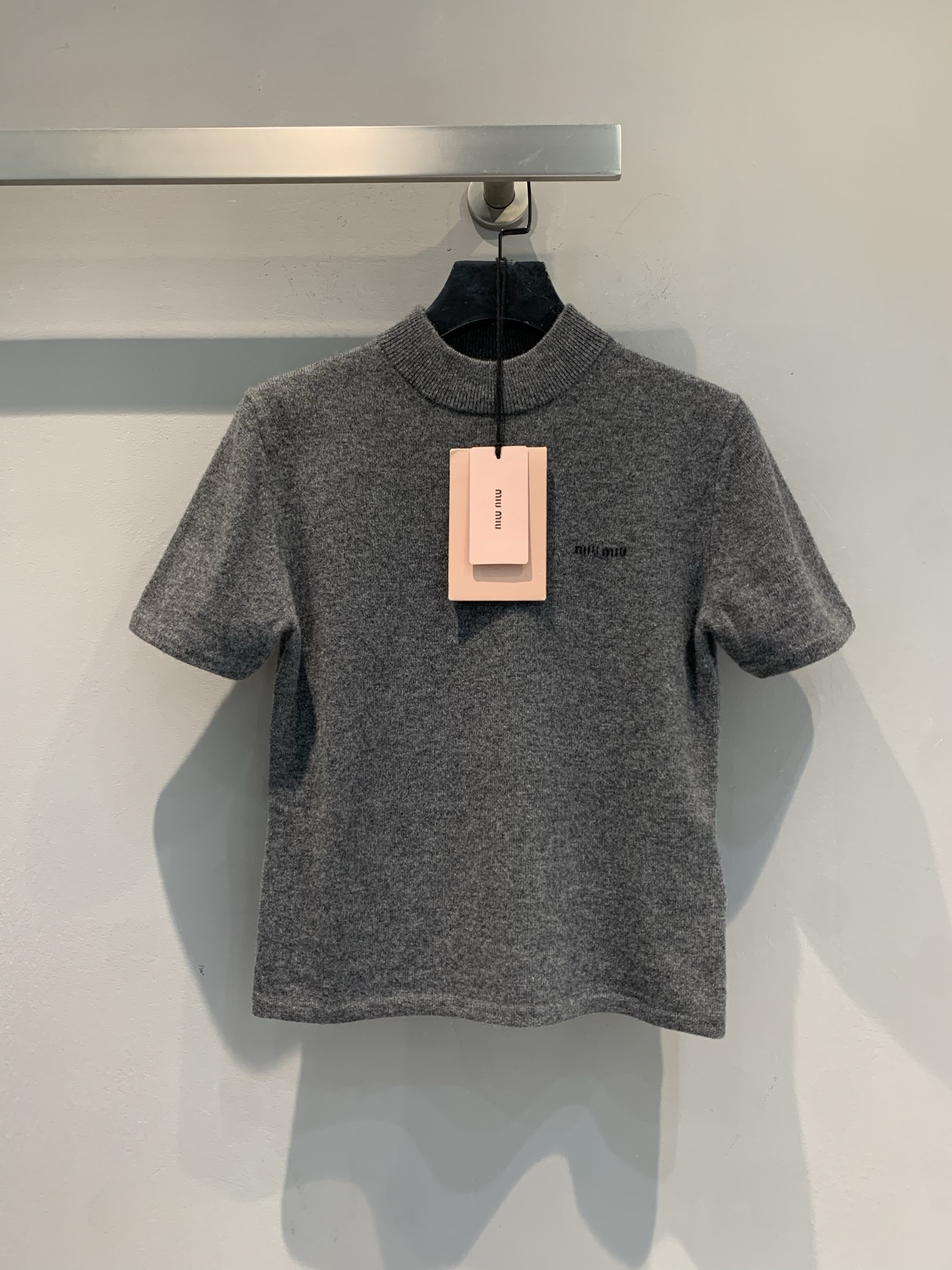 NO:471489,The new model shipped, original development Miumi*2025 early autumn new half-high neck letter logo cashmere knitted short sleeves. It uses imported cashmere fabric, with delicate texture and soft skin. Classic color matching high-end feel full of half-high neck + short-sleeved design, suitable for multi-season outfit exquisite brand logo embellishment, fashionable gene soft fabric fits the skin, comfort and appearance are both online, whether it is a single wear to highlight personality or a layered creation level, you can easily grasp the fashion sense. SML, miumiu, T-shirt, alexander wang19860909新款出货啦原版开发 Miumi*2025早秋新款半高领字母logo羊绒针织短袖.采用进口山羊绒面料,质感细腻,亲肤柔软.经典配色高级感拉满半高领+短袖设计,适配多季穿搭精致品牌标识点缀,自带时髦基因柔软面料贴合肌肤,舒适与颜值双在线无论是单穿凸显个性,还是叠穿营造层次,都能轻松拿捏时尚感.码数SML,,miumiu,T-shirt,alexander wang,Women's clothing