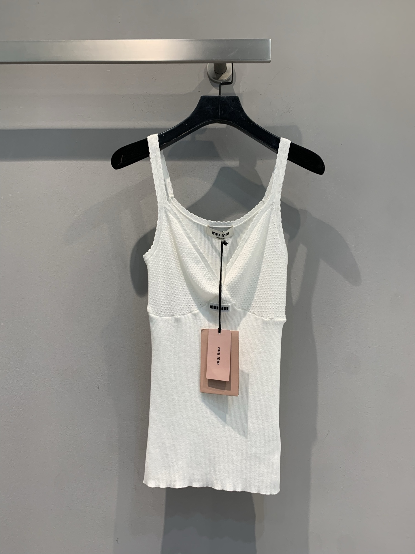 NO:472331,New model is shipped. Original development. Miumi*2025 early autumn new thin shoulder strap lace cross-neck knitted vest. Treasure single item thin shoulder straps with gentle filter outline the skinny feeling, V-neck folds hide the little sexy, the texture knit fits the body, outlines the light curves. It is cool with a suit, sweet with a cardigan, unlocks N styles with one click. SML, miumiu, business suit, alexander wang19860909新款出货啦 原版开发 Miumi*2025早秋新款细肩带花边交叉领针织背心.自带温柔滤镜的宝藏单品细肩带勾勒骨感,V领褶皱藏着小性感,肌理针织贴合身形,勾勒轻盈曲线.搭西装飒爽、配开衫清甜,一键解锁 N 种风格.码数SML,,miumiu,business suit,alexander wang,Women's clothing