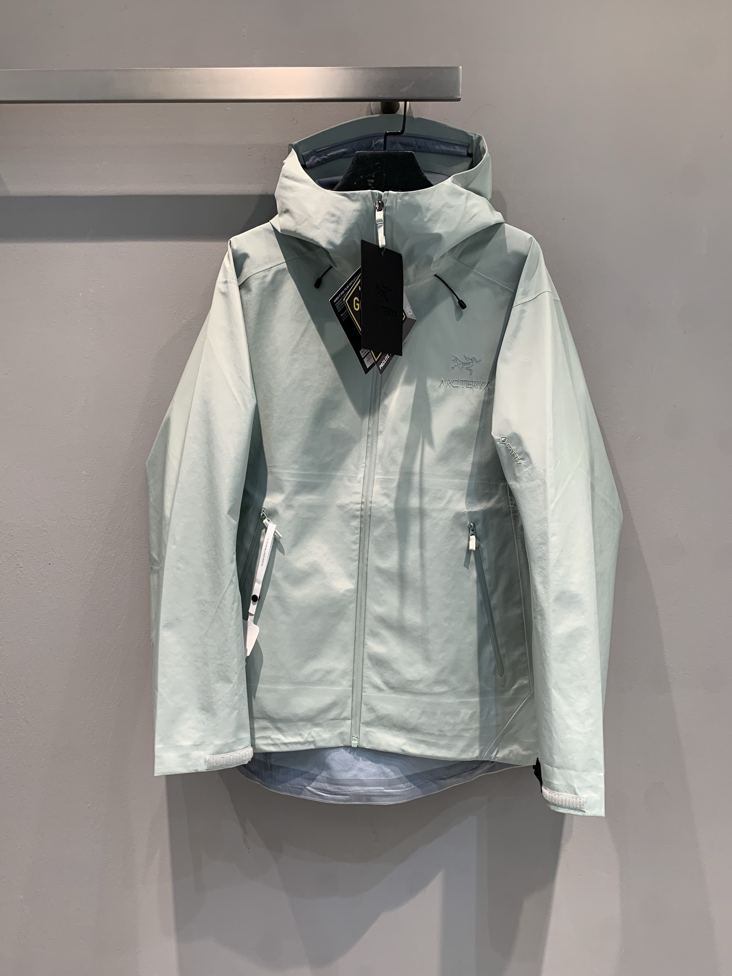 NO:471525,New models are shipped, produced by OEM, Archaeopteryx hard shell jacket, Beta LT series, helmet compatible hood protection, underarm zippers for quick ventilation, WaterTight pressed glue waterproof zipper, made of GORE-TEX three-layer lightweight fabric, texture lightweight, wear-resistant, windproof, waterproof and breathable, suitable for a variety of outdoor sports, same style for men and women, complete trademarks. S M L XL XXL,arc'teryx,hats,alexander wang19860909新款出货啦 代工厂出品 始祖鸟硬壳冲锋衣 Beta LT系列 头盔兼容兜帽防护 腋下拉链便于快速通风 WaterTight压胶防水拉链 采用GORE-TEX三层轻量面料 质感轻薄耐磨 防风防水透气 适合多种户外运动 男女同款 商标齐全.码数S M L XL XXL,arc'teryx,hats,alexander wang,Women's clothing