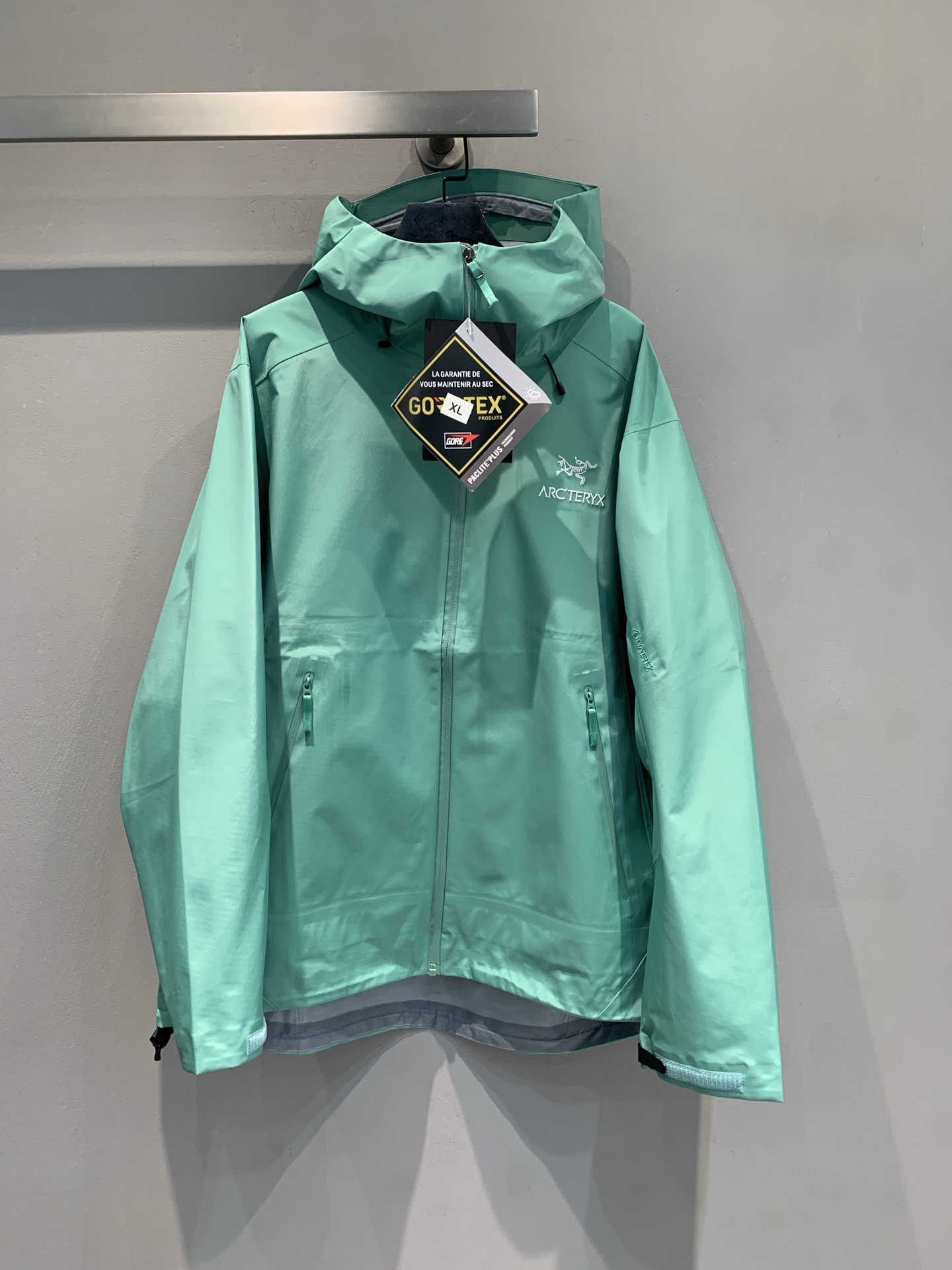 NO:471521,New models shipped by La OEM factory Produced by Archaeopteryx hard shell jacket Beta LT series Helmet compatible hood protection Underarm zipper for quick ventilation WaterTight pressed glue waterproof zipper adopts GORE-TEX three-layer lightweight fabric texture lightweight wear-resistant windproof waterproof and breathable Suitable for a variety of outdoor sports The same style for men and women Full trademark. S M L XL XXL,arc'teryx,hats,alexander wang19860909新款出货啦代工厂出品 始祖鸟硬壳冲锋衣 Beta LT系列 头盔兼容兜帽防护 腋下拉链便于快速通风 WaterTight压胶防水拉链 采用GORE-TEX三层轻量面料 质感轻薄耐磨 防风防水透气 适合多种户外运动 男女同款 商标齐全.码数S M L XL XXL,arc'teryx,hats,alexander wang,Women's clothing