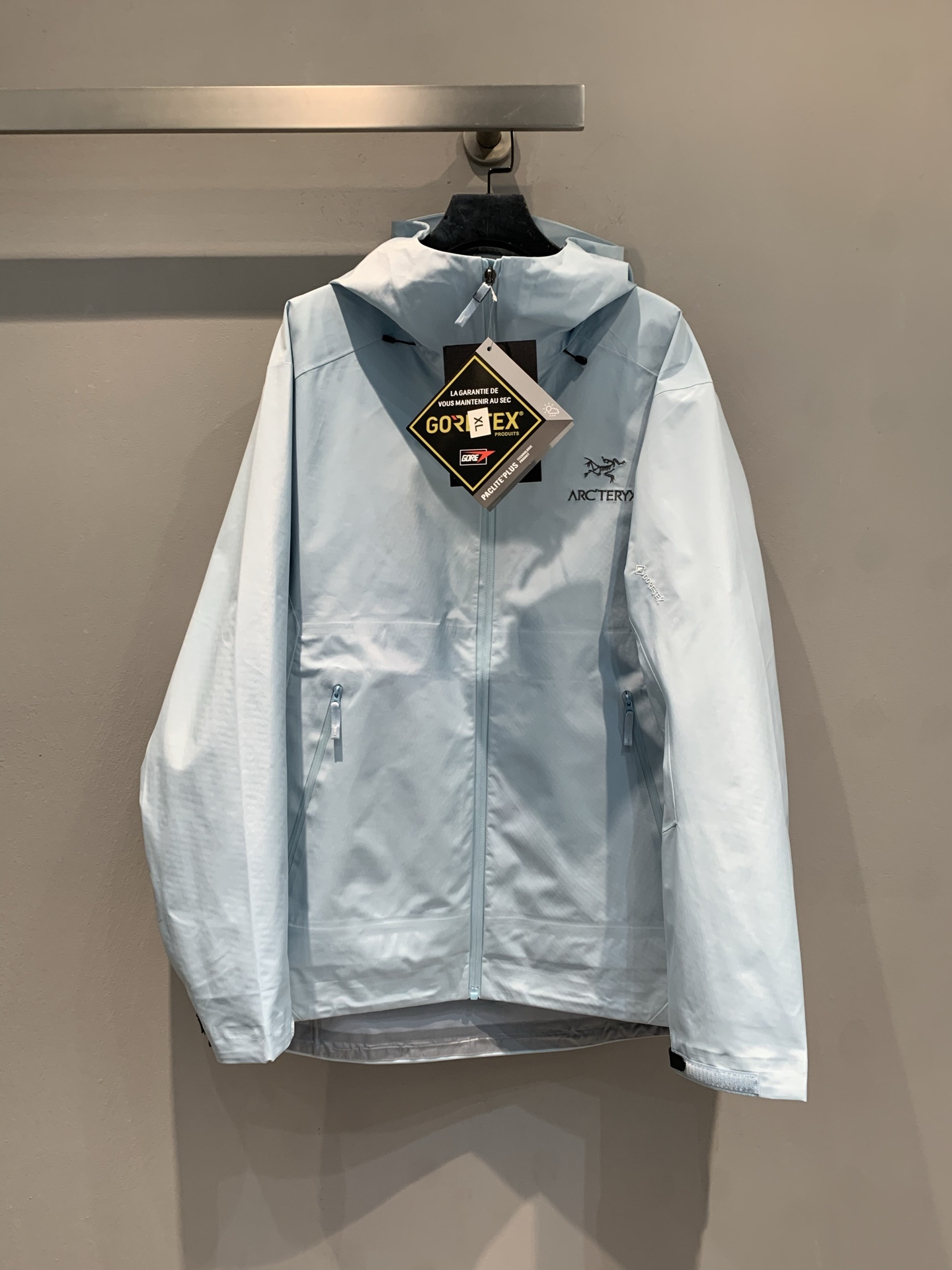 NO:471517,New models are shipped, produced by OEM, Archaeopteryx hard shell jacket, Beta LT series, helmet compatible hood protection, underarm zippers for quick ventilation, WaterTight pressed glue waterproof zipper, GORE-TEX three-layer lightweight fabric, light texture, wear-resistant, windproof, waterproof and breathable, suitable for a variety of outdoor sports, same style for men and women, complete trademarks. S M L XL XXL,arc'teryx,hats,alexander wang19860909新款出货啦 代工厂出品 始祖鸟硬壳冲锋衣 Beta LT系列 头盔兼容兜帽防护 腋下拉链便于快速通风 WaterTight压胶防水拉链 采用GORE-TEX三层轻量面料 质感轻薄耐磨 防风防水透气 适合多种户外运动 男女同款 商标齐全.码数S M L XL XXL,arc'teryx,hats,alexander wang,Women's clothing