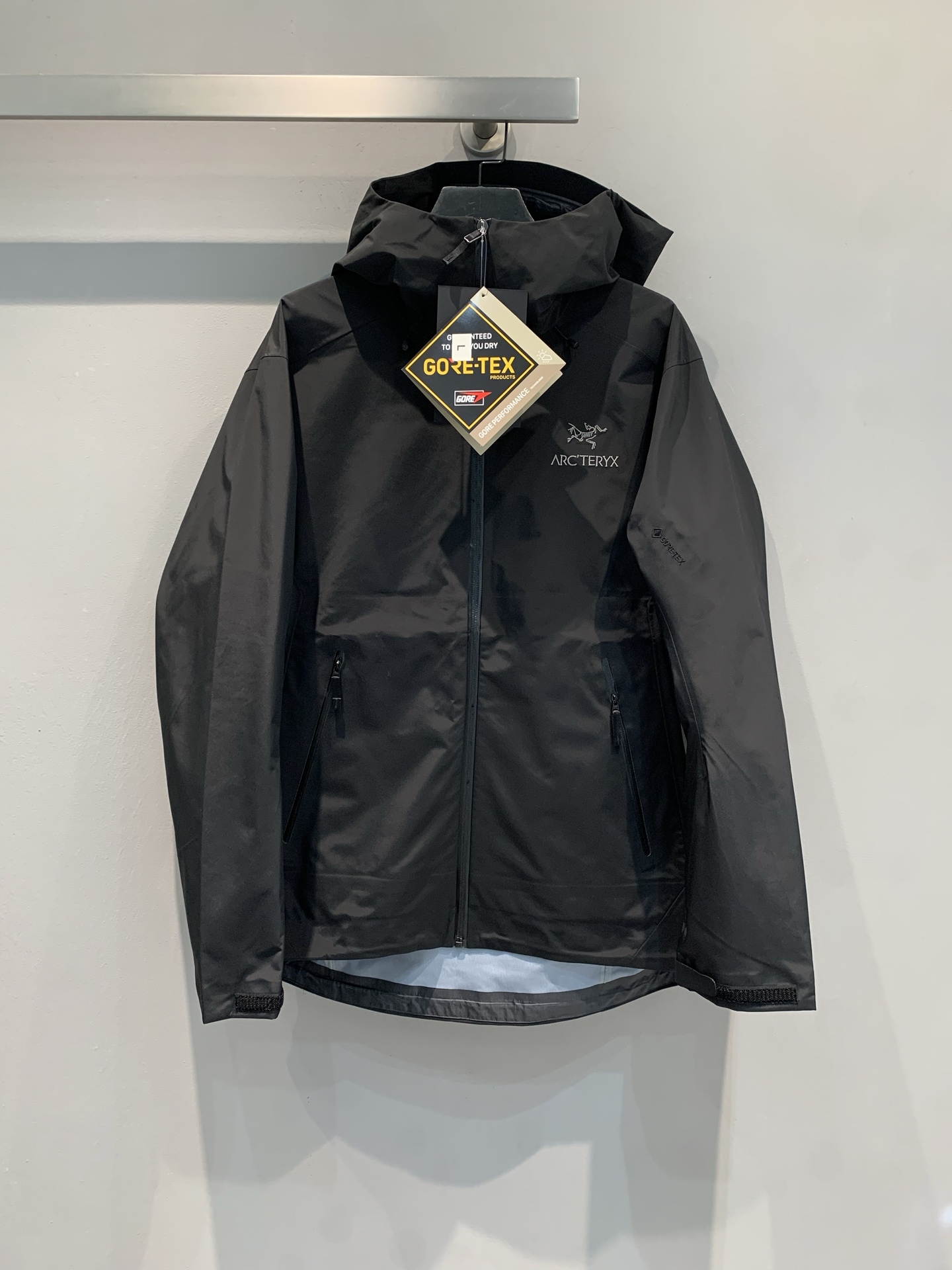 NO:471513,New models shipped by La M OEM factory Produced by Archaeopteryx hard shell jacket Beta LT series Helmet compatible hood protection Underarm zipper for quick ventilation WaterTight pressed glue waterproof zipper adopts GORE-TEX three-layer lightweight fabric texture lightweight wear-resistant windproof waterproof and breathable Suitable for a variety of outdoor sports The same style for men and women Full trademark. S M L XL XXL,arc'teryx,hats,alexander wang19860909新款出货啦M代工厂出品 始祖鸟硬壳冲锋衣 Beta LT系列 头盔兼容兜帽防护 腋下拉链便于快速通风 WaterTight压胶防水拉链 采用GORE-TEX三层轻量面料 质感轻薄耐磨 防风防水透气 适合多种户外运动 男女同款 商标齐全.码数S M L XL XXL,arc'teryx,hats,alexander wang,Women's clothing