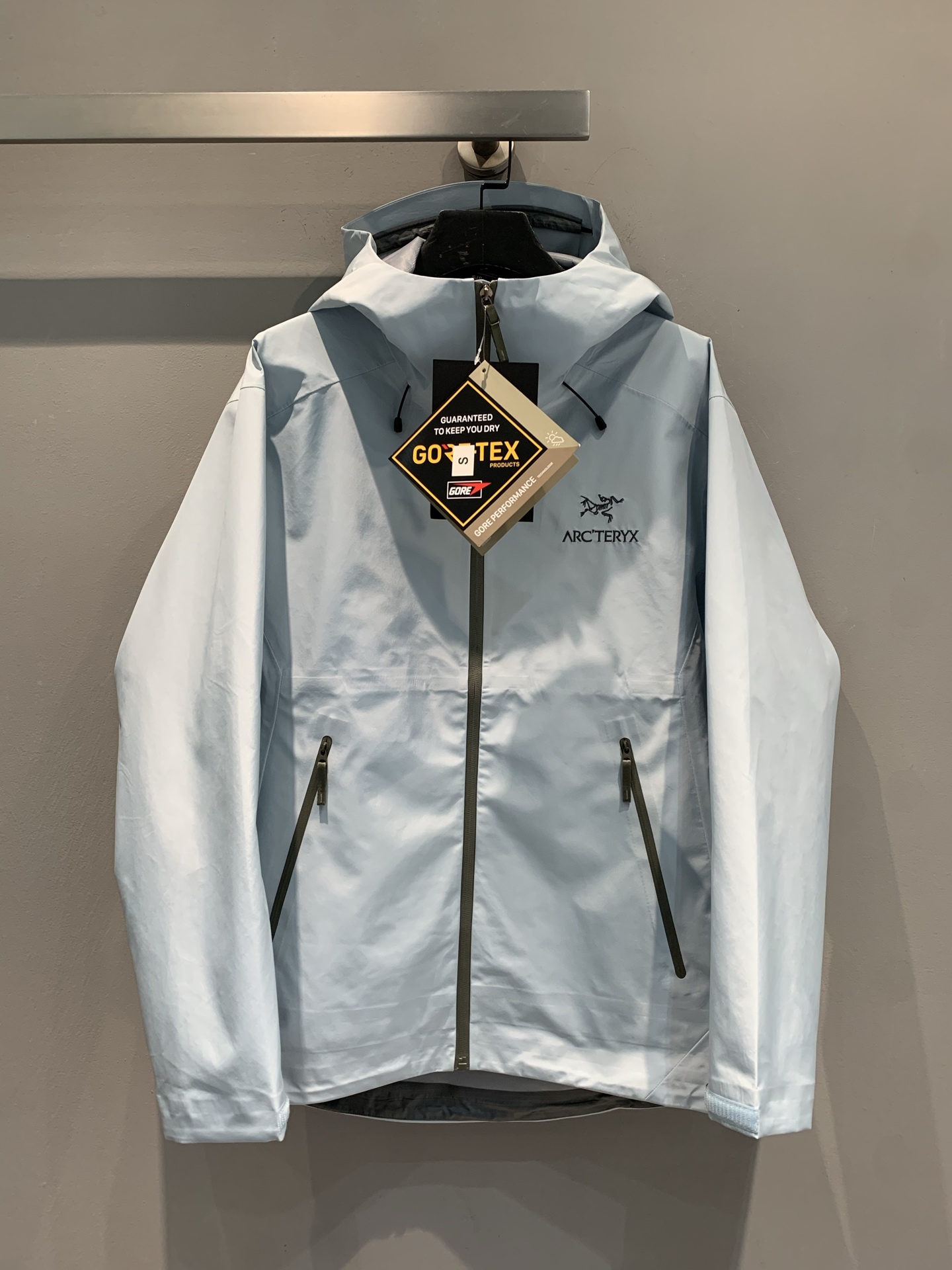 NO:472377,New models are shipped, produced by OEM, Archaeopteryx hard shell jacket, Beta LT series, helmet compatible hood protection, underarm zippers for quick ventilation, WaterTight pressed glue waterproof zipper, GORE-TEX three-layer lightweight fabric, light texture, wear-resistant, windproof, waterproof and breathable, suitable for a variety of outdoor sports, same style for men and women, complete trademarks. S M L XL XXL,arc'teryx,hats,alexander wang19860909新款出货啦 代工厂出品 始祖鸟硬壳冲锋衣 Beta LT系列 头盔兼容兜帽防护 腋下拉链便于快速通风 WaterTight压胶防水拉链 采用GORE-TEX三层轻量面料 质感轻薄耐磨 防风防水透气 适合多种户外运动 男女同款 商标齐全.码数S M L XL XXL,arc'teryx,hats,alexander wang,Women's clothing