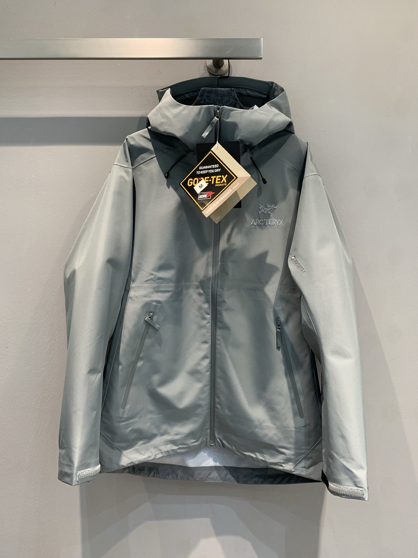 NO:472381,New models shipped by La OEM factory Produced by Archaeopteryx hard shell jacket Beta LT series Helmet compatible hood protection Underarm zipper for quick ventilation WaterTight pressed glue waterproof zipper adopts GORE-TEX three-layer lightweight fabric texture lightweight wear-resistant windproof waterproof and breathable Suitable for a variety of outdoor sports The same style for men and women Full trademark. S M L XL XXL,arc'teryx,hats,alexander wang19860909新款出货啦代工厂出品 始祖鸟硬壳冲锋衣 Beta LT系列 头盔兼容兜帽防护 腋下拉链便于快速通风 WaterTight压胶防水拉链 采用GORE-TEX三层轻量面料 质感轻薄耐磨 防风防水透气 适合多种户外运动 男女同款 商标齐全.码数S M L XL XXL,arc'teryx,hats,alexander wang,Women's clothing