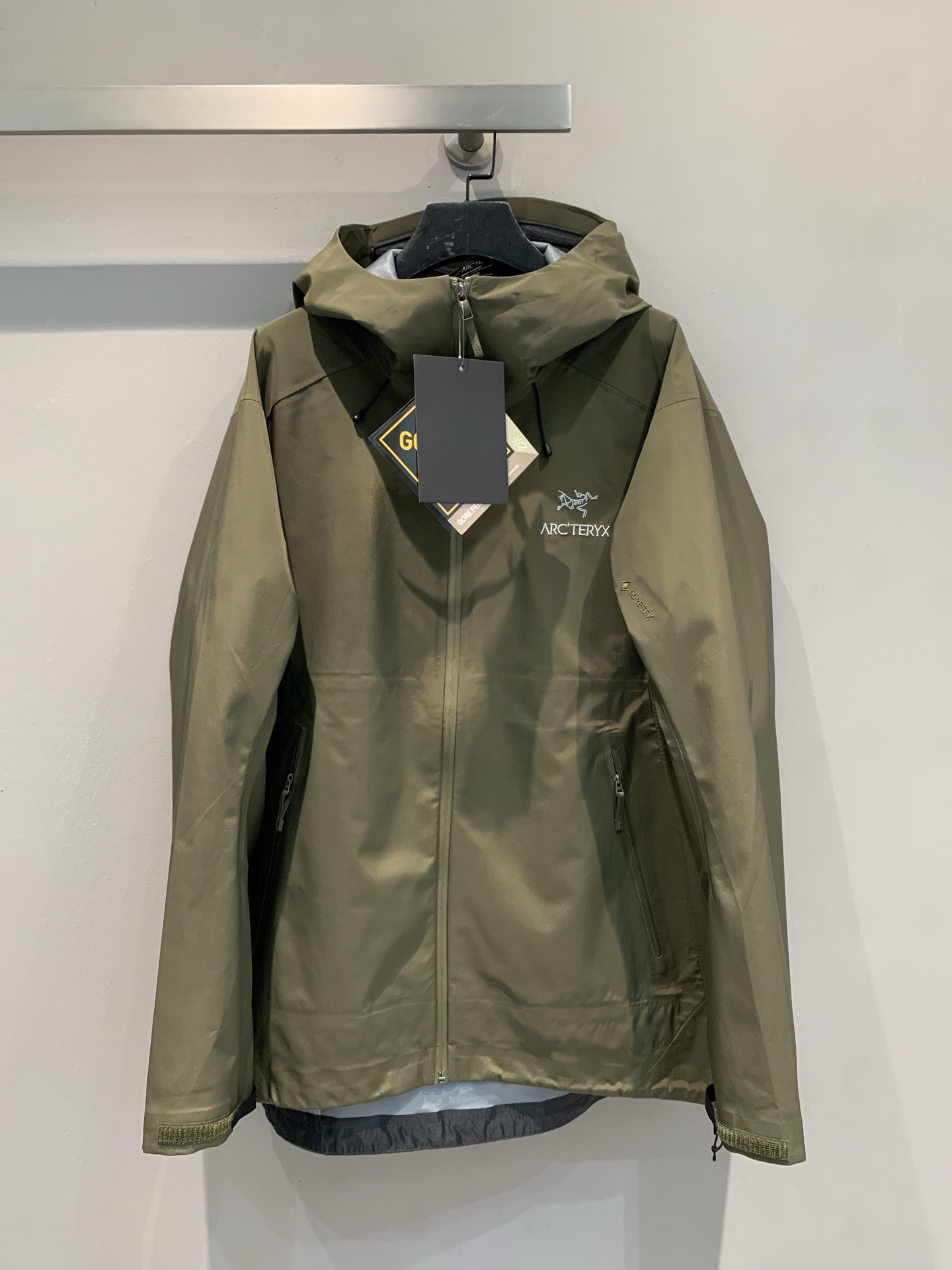 NO:472385,New models are shipped, produced by OEM, Archaeopteryx hard shell jacket, Beta LT series, helmet compatible hood protection, underarm zippers for quick ventilation, WaterTight pressed glue waterproof zipper, GORE-TEX three-layer lightweight fabric, light texture, wear-resistant, windproof, waterproof and breathable, suitable for a variety of outdoor sports, same style for men and women, complete trademarks. S M L XL XXL,arc'teryx,hats,alexander wang19860909新款出货啦 代工厂出品 始祖鸟硬壳冲锋衣 Beta LT系列 头盔兼容兜帽防护 腋下拉链便于快速通风 WaterTight压胶防水拉链 采用GORE-TEX三层轻量面料 质感轻薄耐磨 防风防水透气 适合多种户外运动 男女同款 商标齐全.码数S M L XL XXL,arc'teryx,hats,alexander wang,Women's clothing