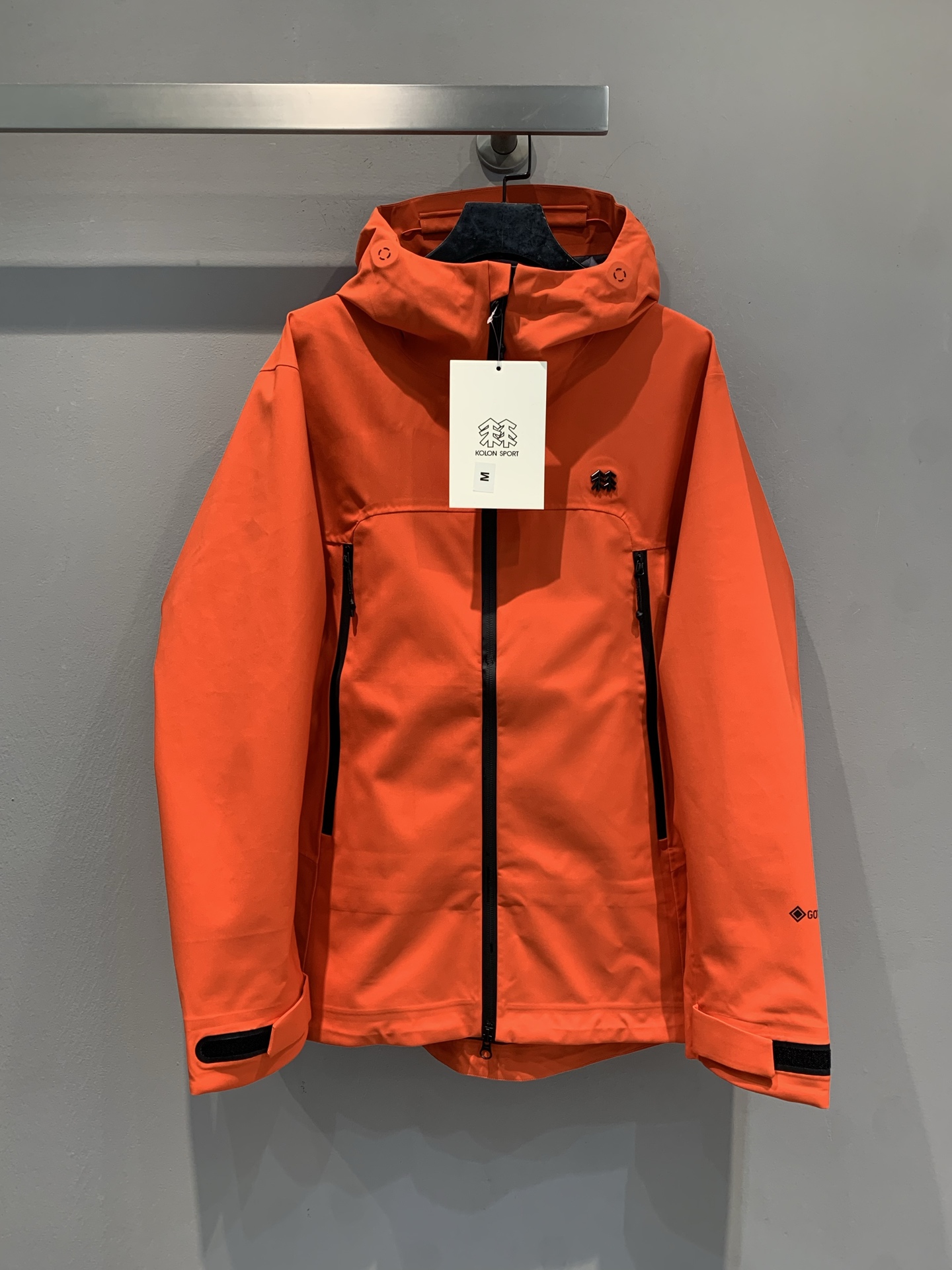 NO:472389,The new model shipped by the OEM factory is the KOL Kelong men's hooded jacket. The hooded design and thoughtful detailed structure can effectively resist wind and rain. The clever layout of zippers and pockets is convenient for storing small items and adding a bit of neat functional style. Moreover, its fabric is of great origin and has excellent wind resistance, waterproof and breathable performance. Whether it is mountain climbing and hiking, or urban commuting to cope with changing weather, it can be easily done. S M L XL XXL,,hats,alexander wang19860909新款出货啦代工厂出品 KOL可隆男款连帽冲锋衣,连帽设计搭配贴心的细节构造,能够有效抵御风雨.拉链与口袋的巧妙布局,既方便收纳随身小物,又增添了几分利落的机能风.而且,它的面料可是大有来头,具备出色的防风、防水和透气性能,无论是登山徒步,还是城市通勤应对多变天气 ,都能轻松搞定.码数S M L XL XXL,,hats,alexander wang,Women's clothing