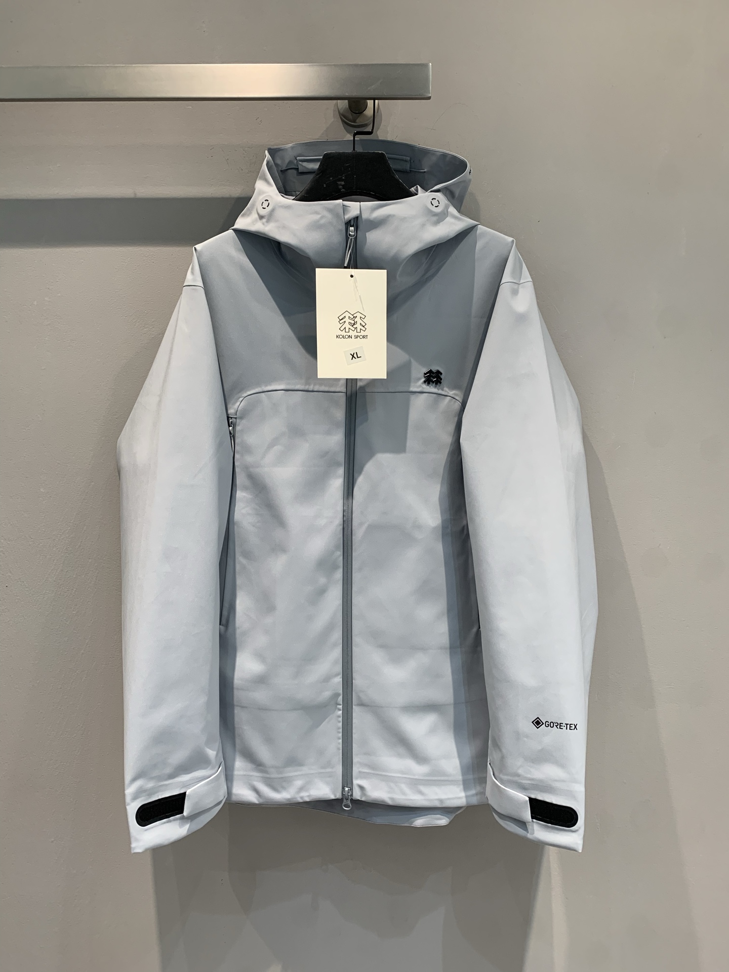 NO:472392,New models are shipped. Produced by OEM, KOL Kelong men's hooded jacket, with a thoughtful detailed structure, can effectively resist wind and rain. The clever layout of zippers and pockets is convenient for storing small items, and adds a bit of neat functional style. Moreover, its fabric is of great origin and has excellent wind resistance, waterproof and breathable performance. Whether it is mountain climbing and hiking, or urban commuting to cope with changing weather, it can be easily done. S M L XL XXL,,hats,alexander wang19860909新款出货啦 代工厂出品 KOL可隆男款连帽冲锋衣,连帽设计搭配贴心的细节构造,能够有效抵御风雨.拉链与口袋的巧妙布局,既方便收纳随身小物,又增添了几分利落的机能风.而且,它的面料可是大有来头,具备出色的防风、防水和透气性能,无论是登山徒步,还是城市通勤应对多变天气 ,都能轻松搞定.码数S M L XL XXL,,hats,alexander wang,Women's clothing