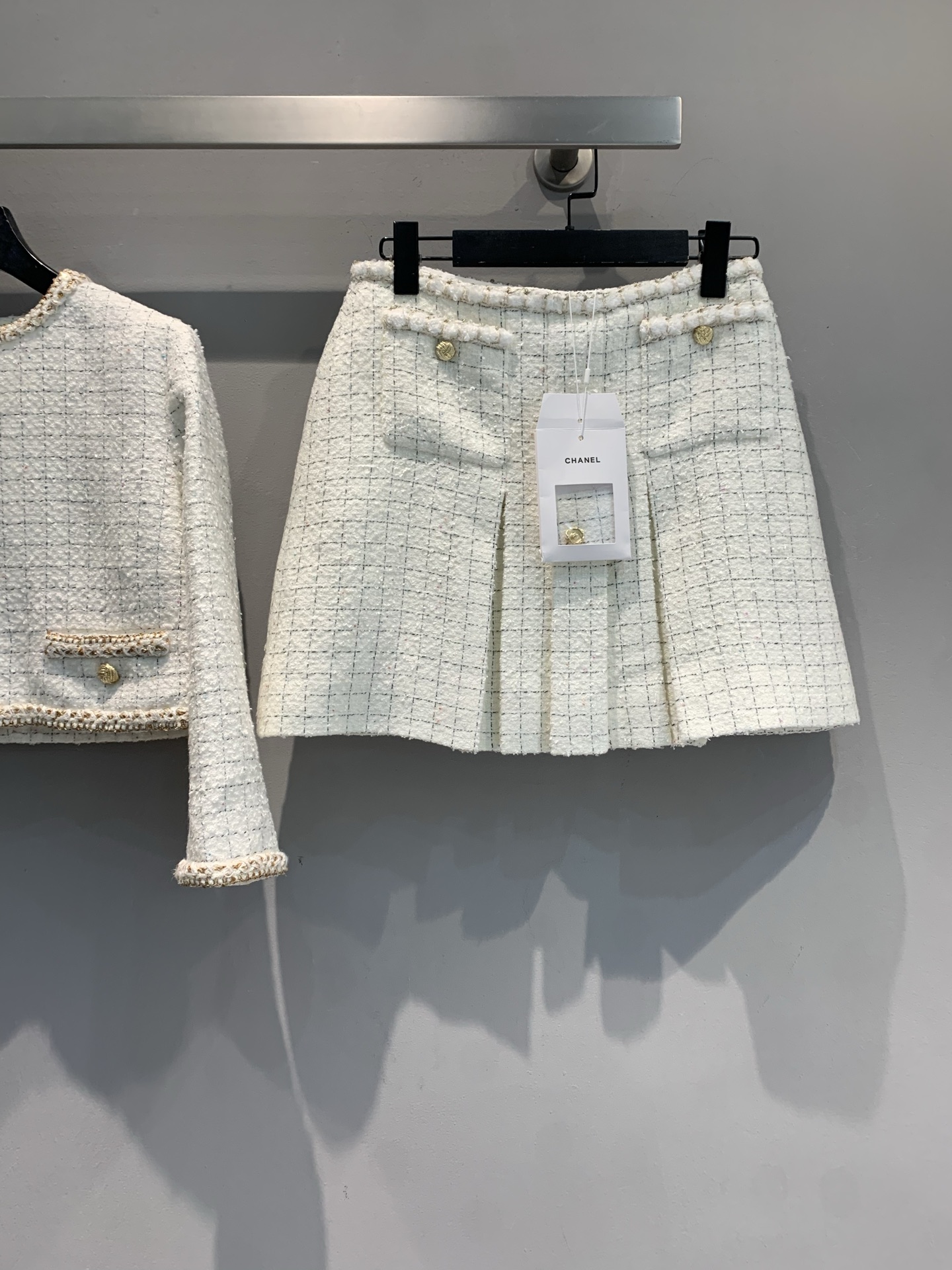 NO:472406,The new model is shipped. Original development. C home early autumn new classic plaid gold button thick tweed skirt, with a full texture of plaid tweed fabric, showing the style of a big brand. The button design at the waist not only adds a retro charm, but also cleverly modifys the waistline. The pleats on the skirt are smart and playful, and the swaying posture is swaying when walking. Interpret your French elegant style. Fairies who love beauty, don't miss this must-have fashion item in the wardrobe. Number 36 38 40, chanel, skirts, alexander wang19860909新款出货啦 原版开发 C家早秋新款经典格纹金扣粗花呢半裙,格纹粗花呢面料质感满满,尽显大牌风范.腰间的纽扣设计,不仅增添了复古韵味,还能巧妙修饰腰线.裙身的褶裥处理灵动俏皮,走动间摇曳生姿 .诠释属于你的法式优雅风情.爱美的仙女们,千万别错过这一件衣橱必备的时尚单品.码数36 38 40,,chanel,skirts,alexander wang,Women's clothing