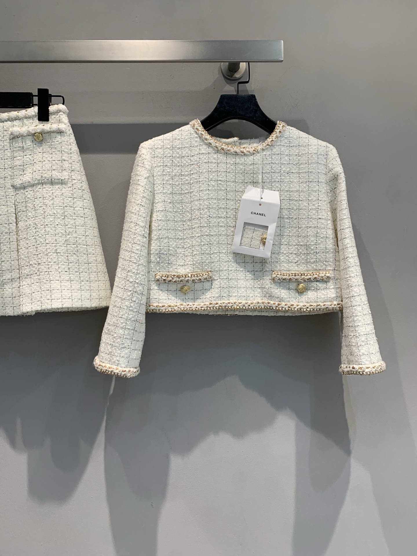 NO:472412,New style is shipped. Original development. C home early autumn new classic plaid gold button short tweed jacket. Pure white tweed fabric interwoven into delicate textures, highlighting the inherent high-end texture. The round collar and cuff edges, exquisite edging craftsmanship is like outlining an elegant outline for the jacket. Every detail hides Chanel's ingenuity. The pockets on the chest are decorated with exquisite buttons, which are retro and fashionable. The short style design cleverly raises the waistline. Whether it is matched with the same series of skirts to create an orthodox socialite style or with jeans to create a casual and stylish atmosphere, it can be easily controlled. Number 36 38 40, chanel, chanel, skirts, jeans, jackets & coats, alexander wang19860909新款出货啦 原版开发 C家早秋新款经典格纹金扣短款粗花呢外套.纯净的白色粗花呢面料,交织出细腻纹理,彰显与生俱来的高级质感.圆领处与袖口边缘,精致的镶边工艺,如同为外套勾勒出优雅的轮廓,每一处细节都藏着香奈儿的匠心独运 .胸前的口袋点缀上精致的纽扣,复古又时髦.短款的版型设计,巧妙拉高腰线,无论搭配同系列半裙打造正统的名媛风格,还是配上牛仔裤营造出休闲又不失格调的氛围,它都能轻松驾驭.码数36 38 40,,chanel,chanel,skirts,jeans,jackets & coats,alexander wang,Women's clothing
