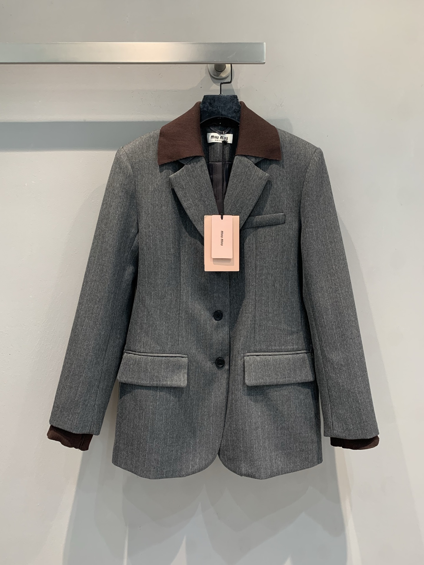 NO:475940,The new model shipped, original development. Miumi*2025 early autumn new fake two-piece spliced ​​double-collar wool suit jacket. It uses 100% imported wool fabric with delicate texture and a crisp style. The gray textured fabric has a high-end feel, corduroy color-blocking collar + cuffs, retro and exquisite. The neat cut hides the flesh and makes it look slim, the single wear is full of aura, and the layered inner layer is more layered, and the classic and outdated fashionable items. SML, miumiu, jackets & coats, business suit, alexander wang19860909新款出货啦原版开发 Miumi*2025早秋新款假两件拼接双层领羊毛西装外套.采用百分百进口绵羊毛面料质感细腻,版型挺括.灰调纹理面料自带高级感,灯芯绒拼色领+袖口,复古又精致 利落剪裁藏肉显瘦,单穿气场拉满,叠穿内搭更有层次,经典不过时的时髦单品.码数SML,,miumiu,jackets & coats,business suit,alexander wang,Women's clothing
